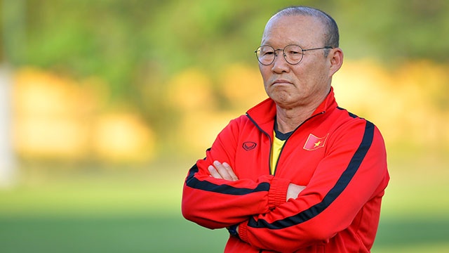 HLV Park cang thang khi theo doi hoc tro tap luyen truoc them AFF Cup hinh anh