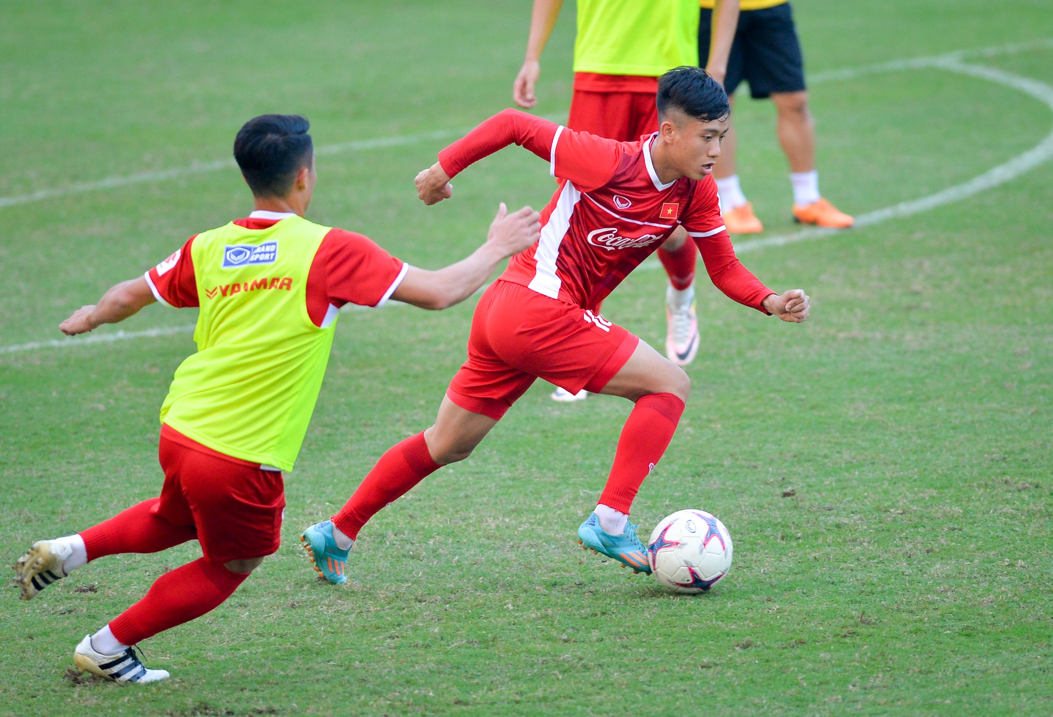 Bo truong Thien den tham doi tuyen Viet Nam anh 9