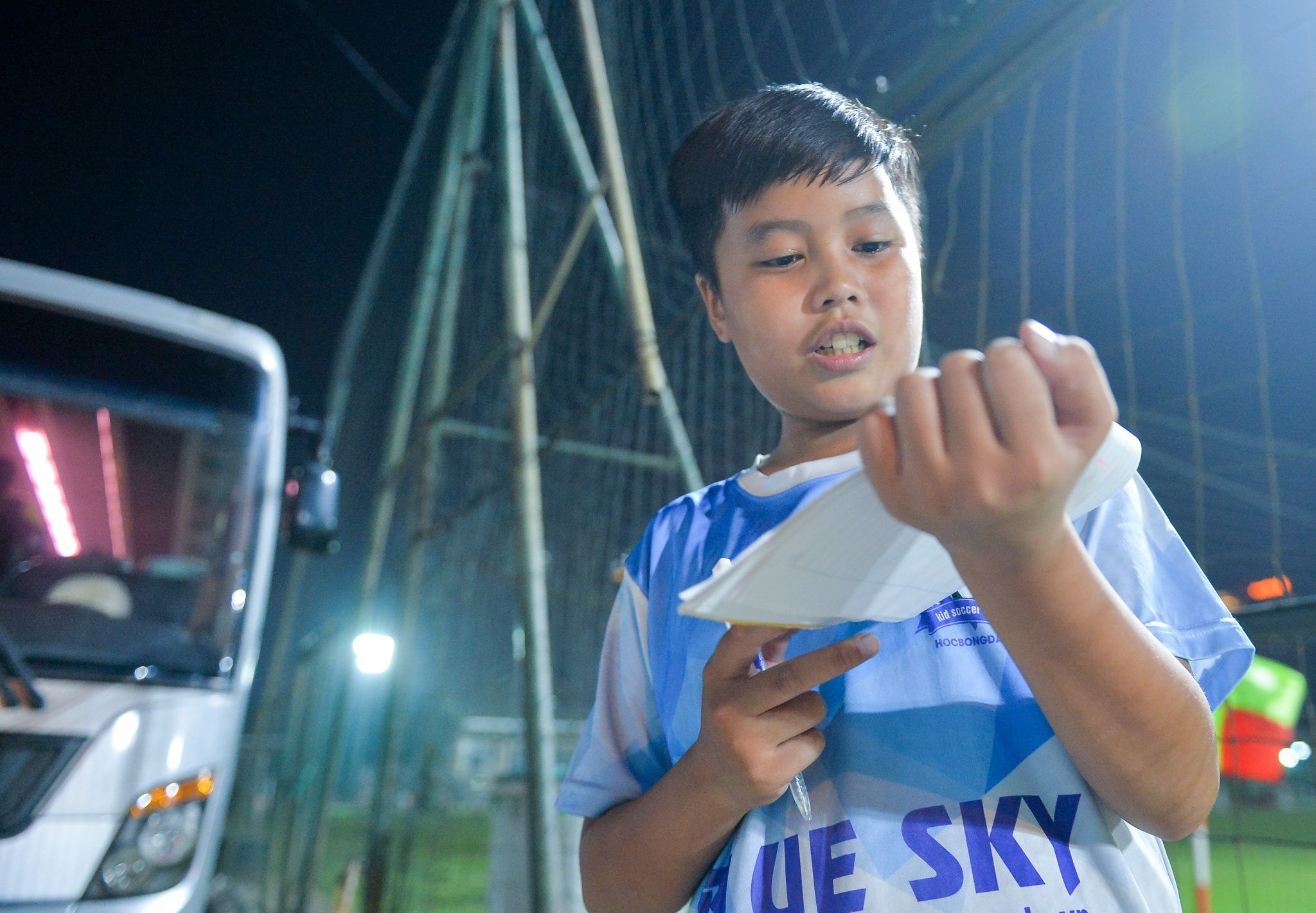 Đình Trọng hất Đức Chinh ngã ngửa ảnh 10 Dinh Trong hat Duc Chinh nga ngua anh 10