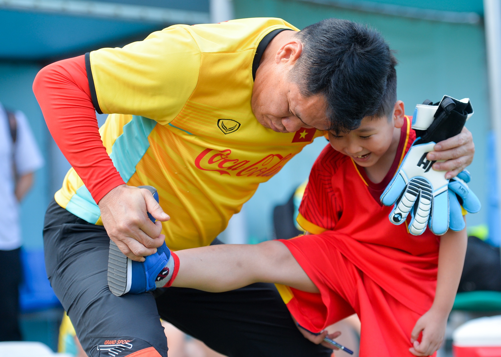 Đình Trọng hất Đức Chinh ngã ngửa ảnh 11 Dinh Trong hat Duc Chinh nga ngua anh 11