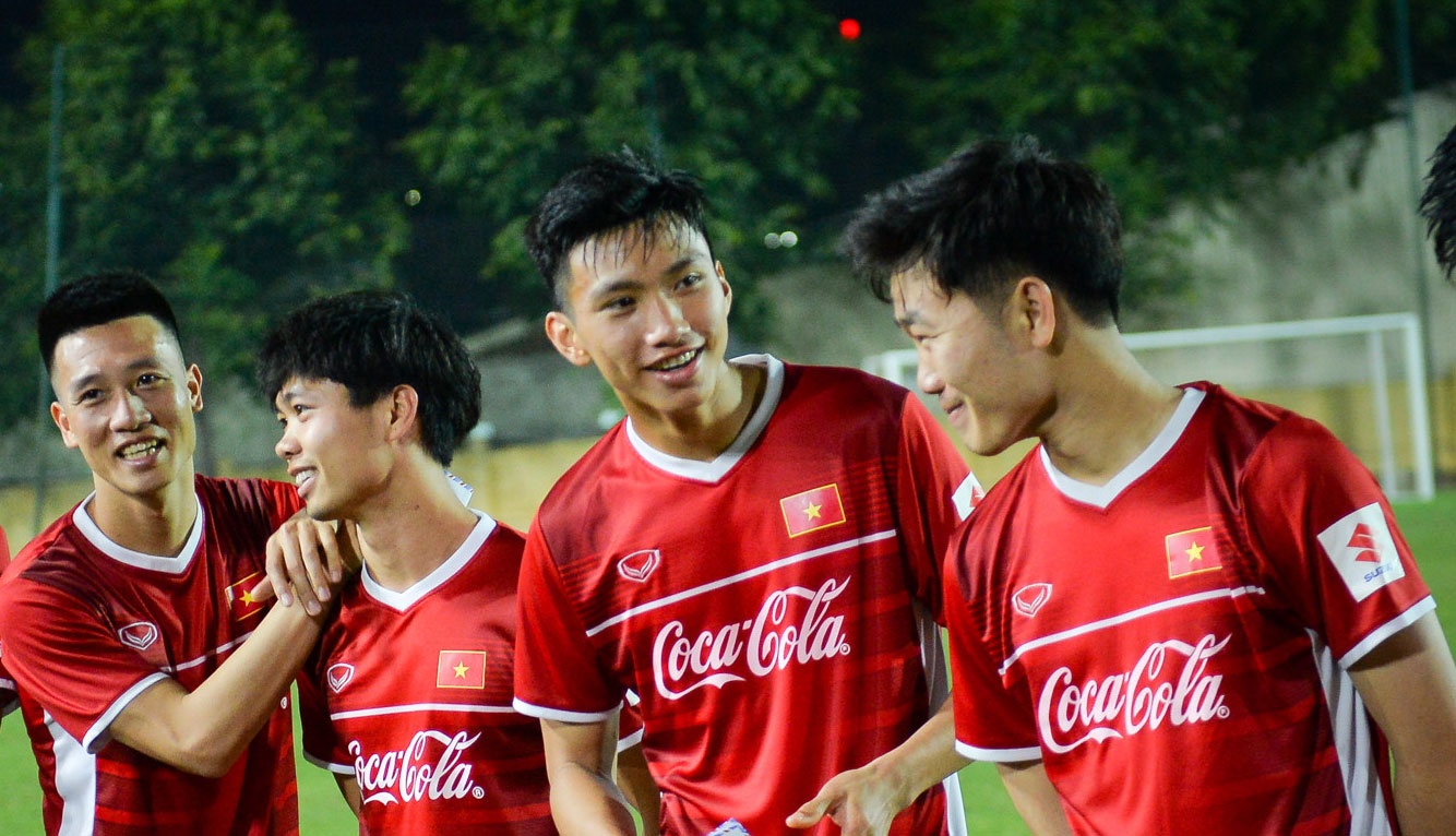 Đình Trọng hất Đức Chinh ngã ngửa ảnh 1 Dinh Trong hat Duc Chinh nga ngua anh 1