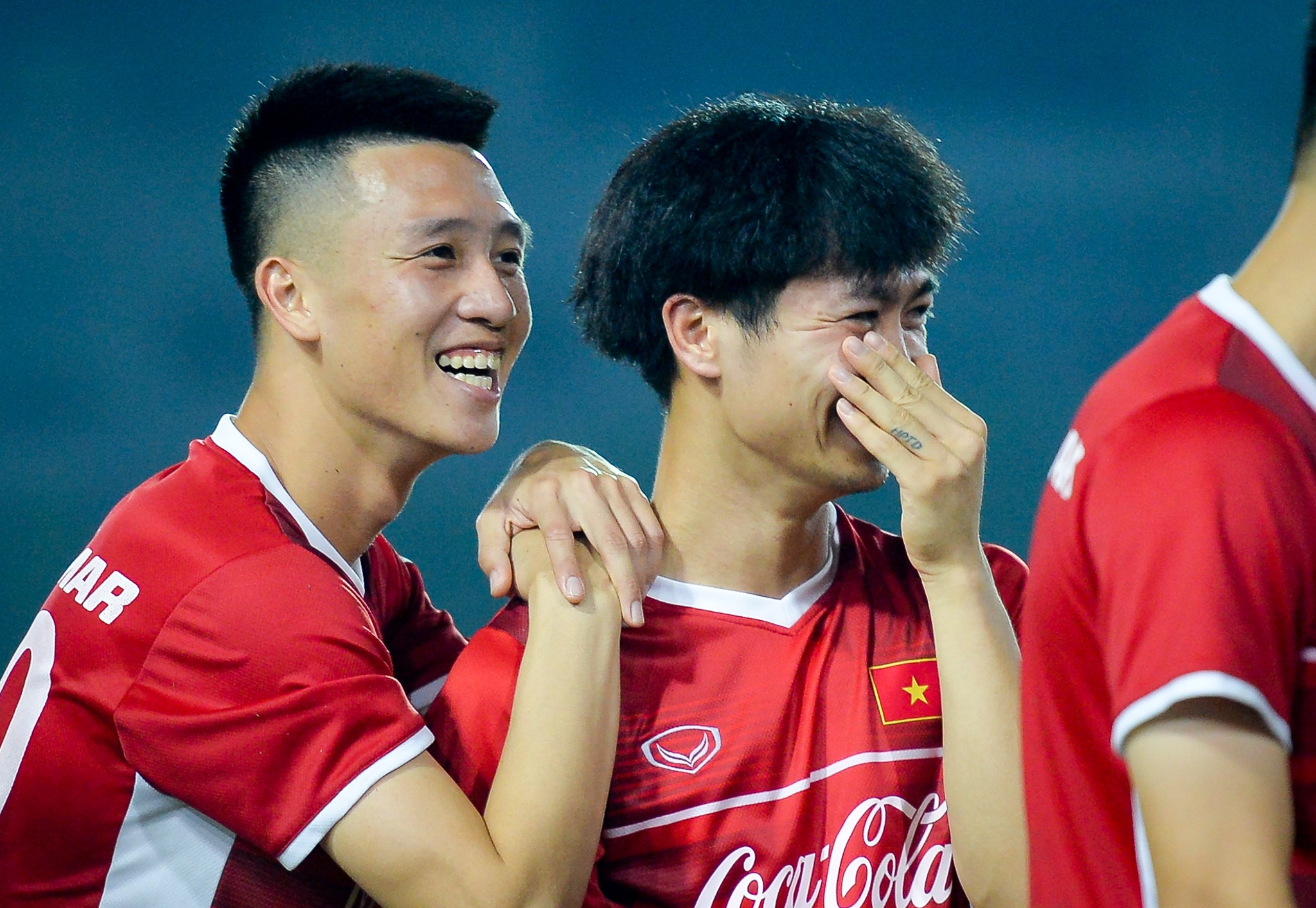 Đình Trọng hất Đức Chinh ngã ngửa ảnh 2 Dinh Trong hat Duc Chinh nga ngua anh 2