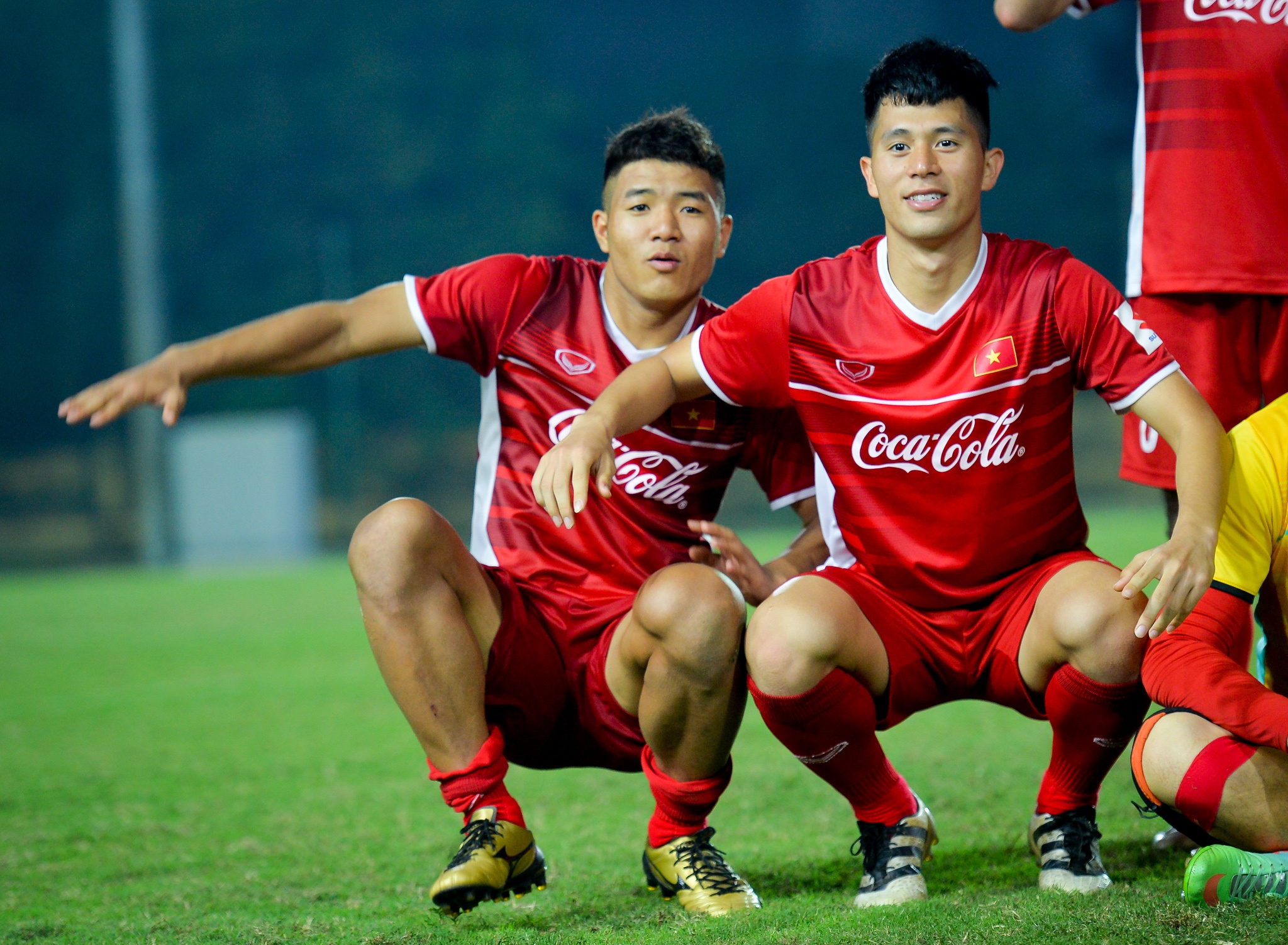 Đình Trọng hất Đức Chinh ngã ngửa ảnh 3 Dinh Trong hat Duc Chinh nga ngua anh 3