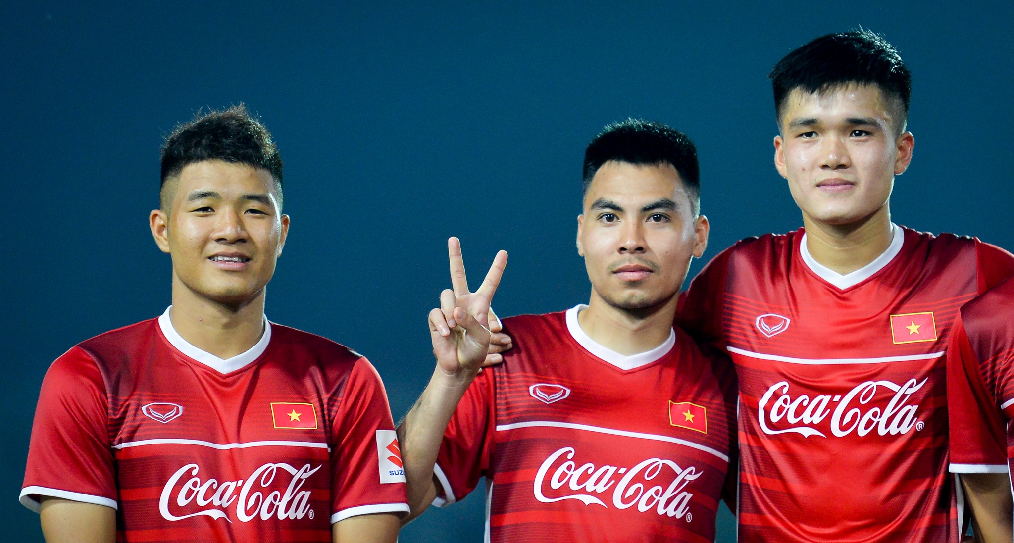 Đình Trọng hất Đức Chinh ngã ngửa ảnh 4 Dinh Trong hat Duc Chinh nga ngua anh 4