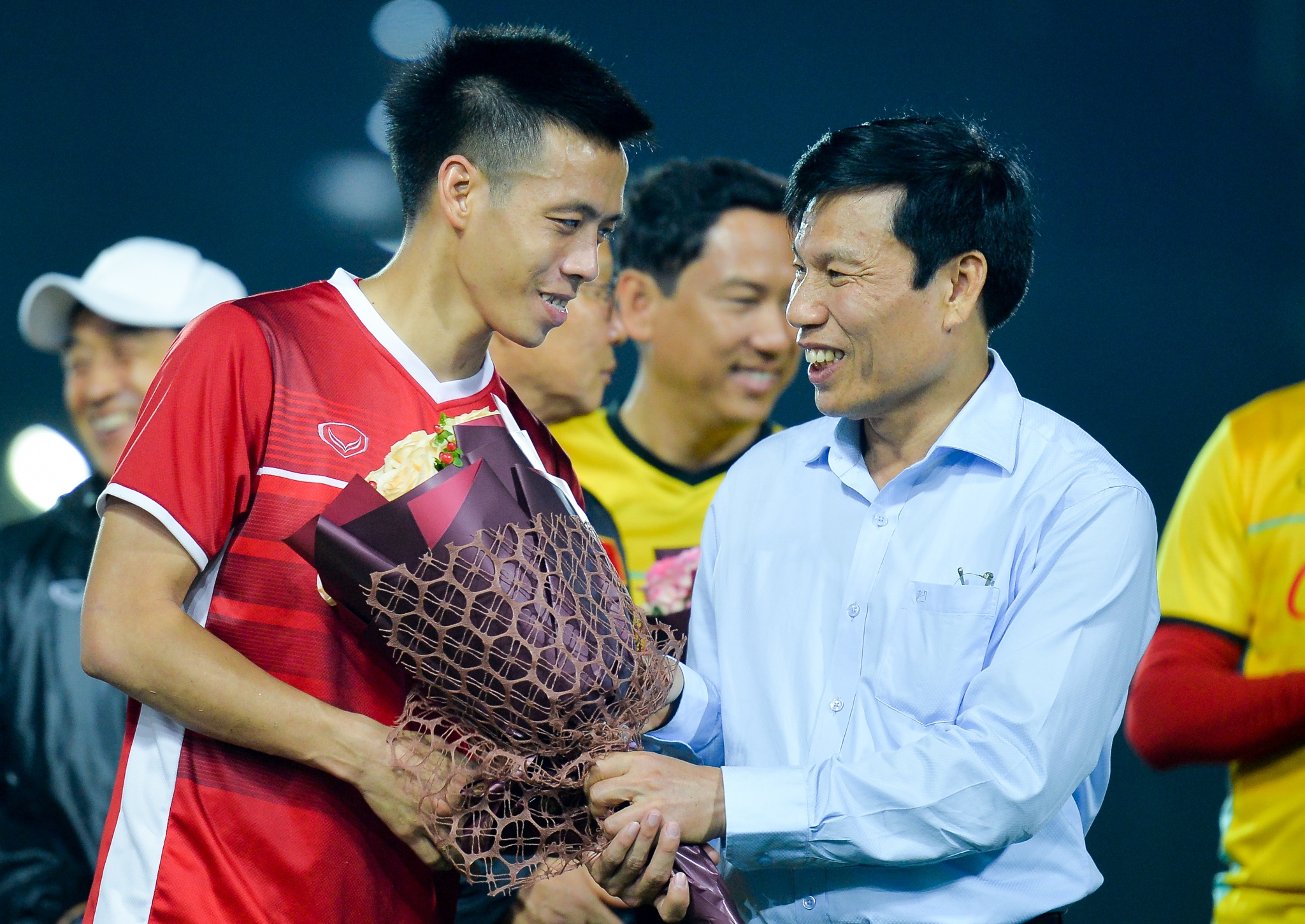 Bo truong Thien den tham doi tuyen Viet Nam anh 4