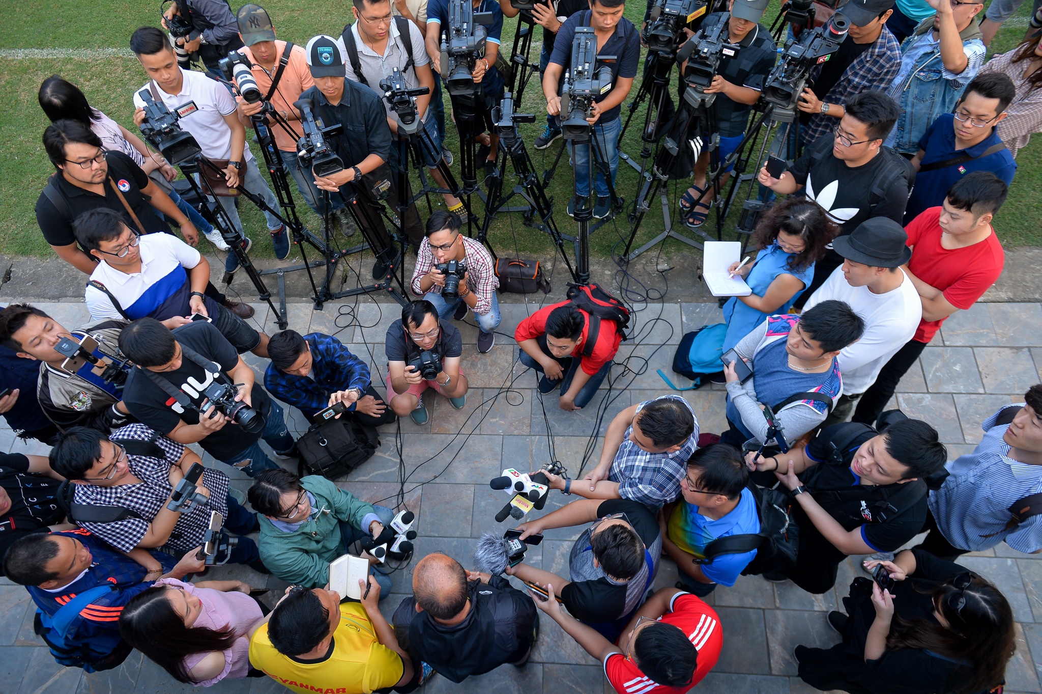 Bo truong Thien den tham doi tuyen Viet Nam anh 6