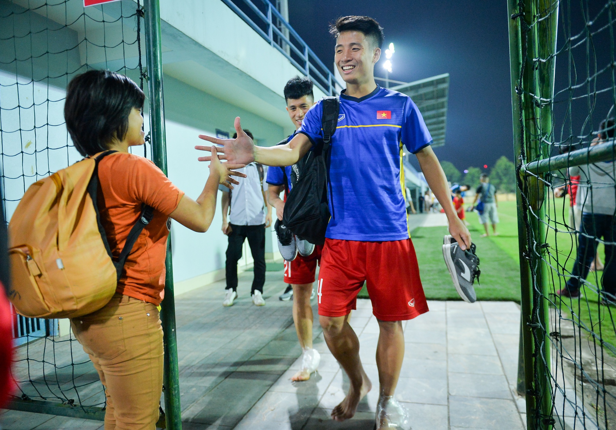 Đình Trọng hất Đức Chinh ngã ngửa ảnh 6 Dinh Trong hat Duc Chinh nga ngua anh 6