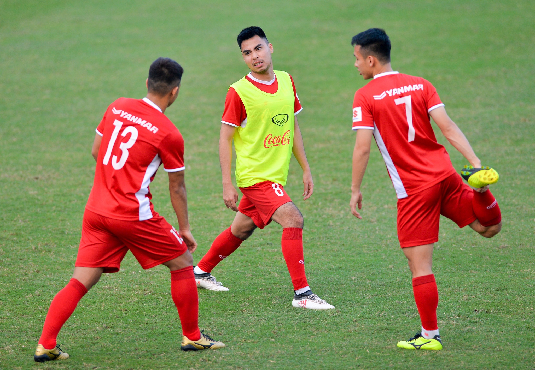 Bo truong Thien den tham doi tuyen Viet Nam anh 7