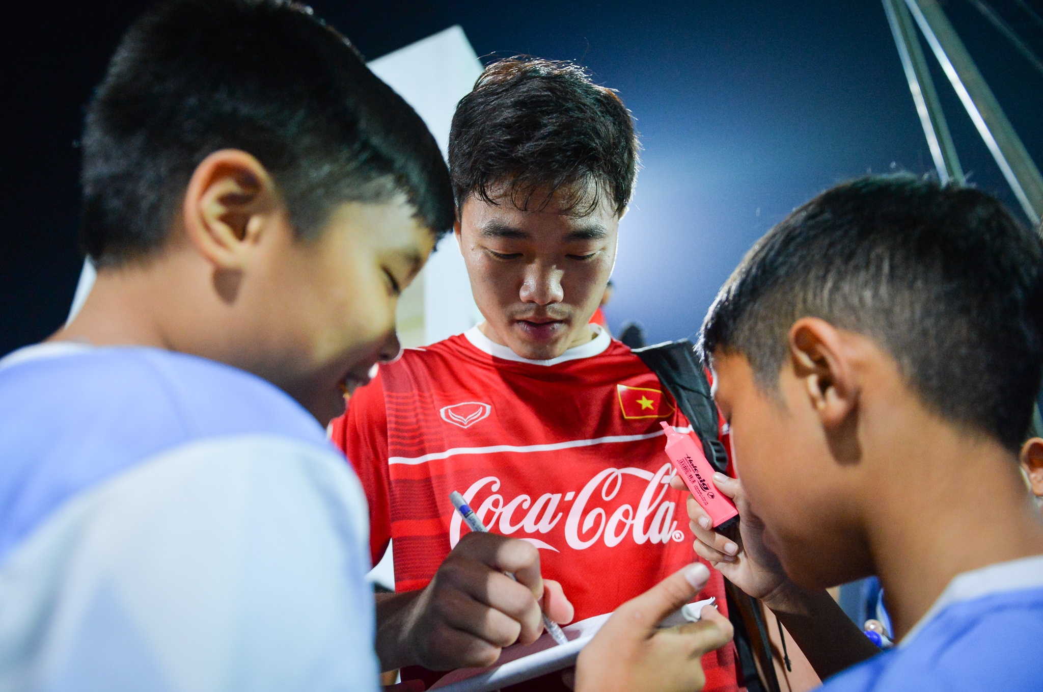 Đình Trọng hất Đức Chinh ngã ngửa ảnh 7 Dinh Trong hat Duc Chinh nga ngua anh 7