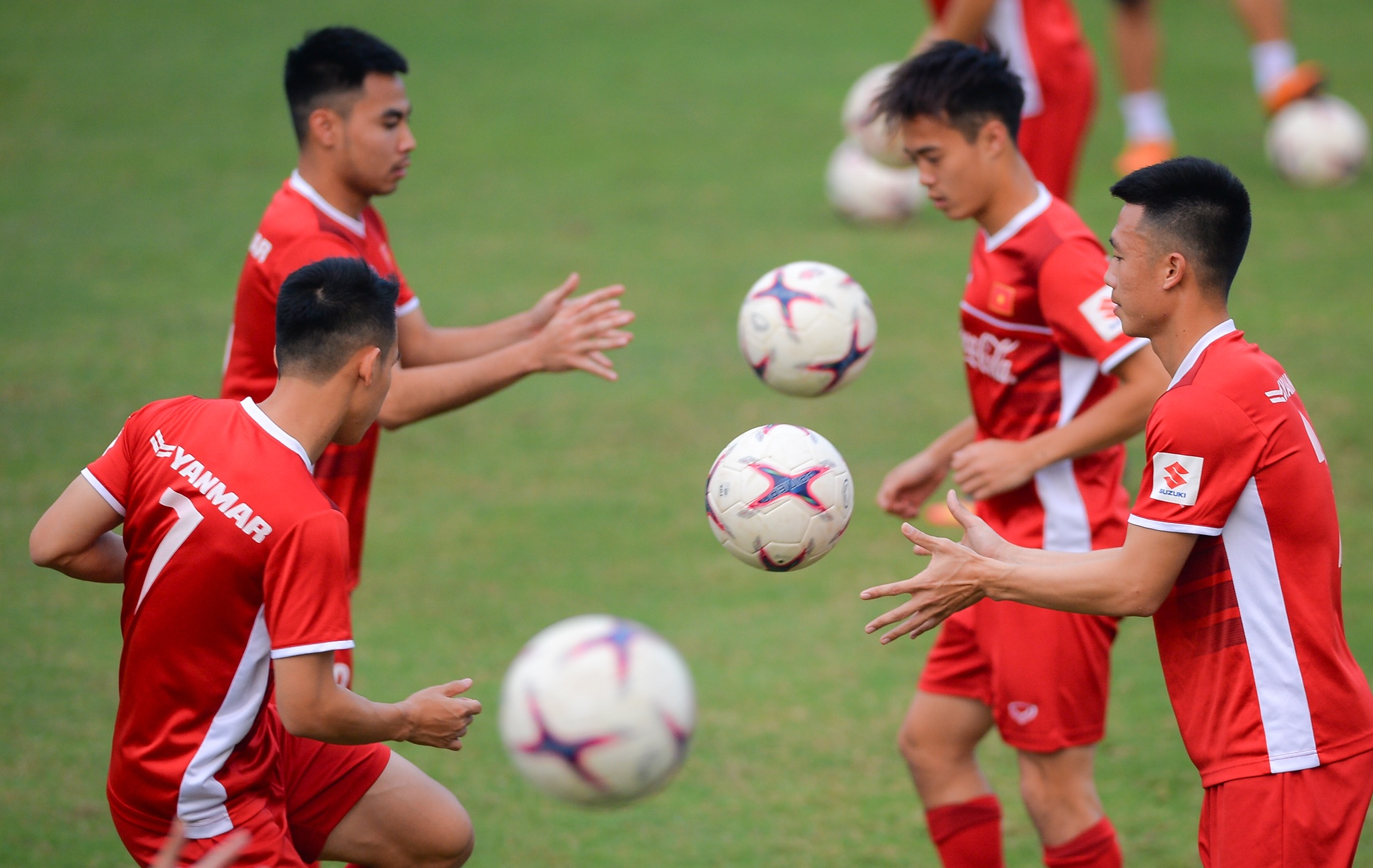 Bo truong Thien den tham doi tuyen Viet Nam anh 8