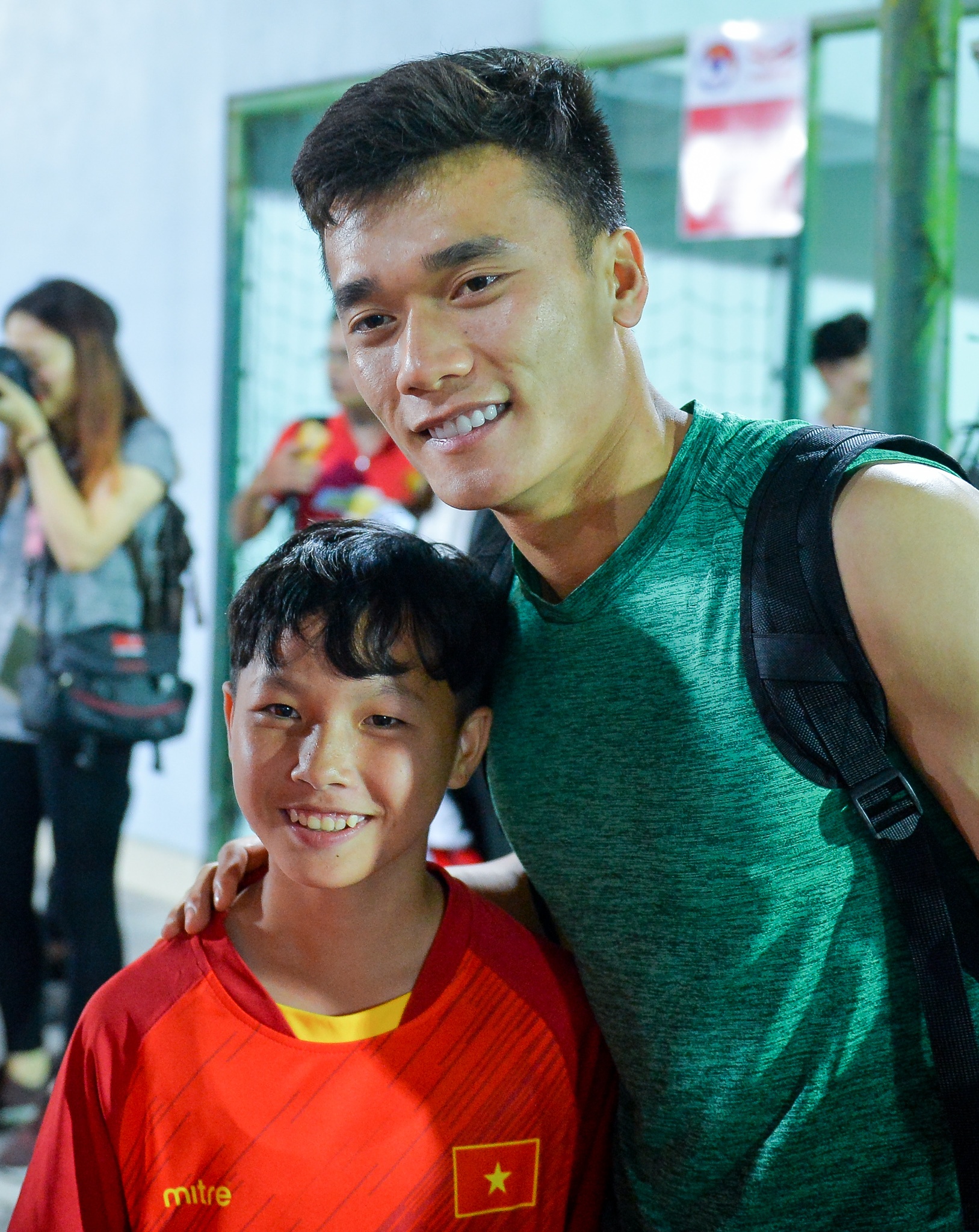 Đình Trọng hất Đức Chinh ngã ngửa ảnh 8 Dinh Trong hat Duc Chinh nga ngua anh 8