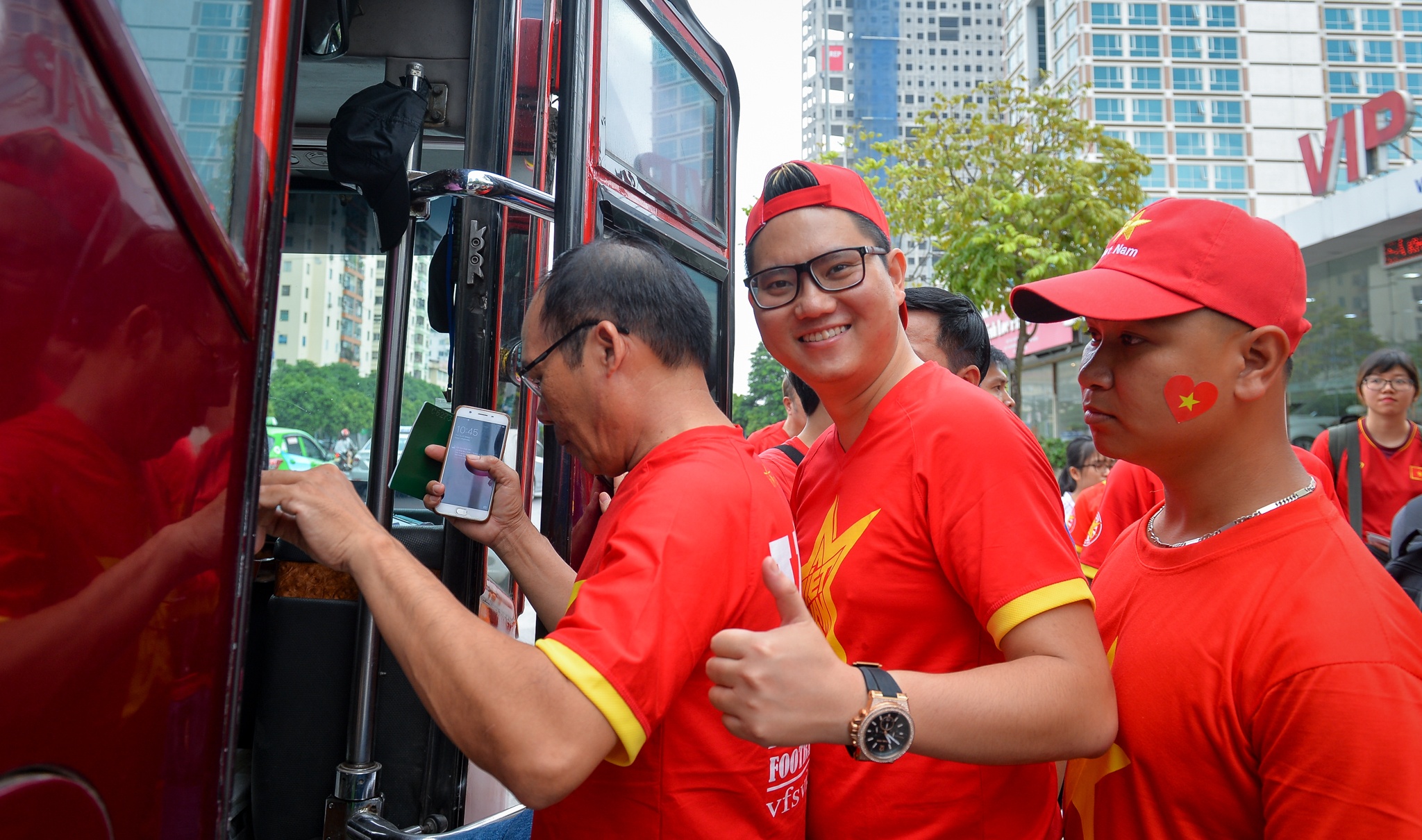 Nguoi ham mo sang Lao co vu DT Viet Nam o tran ra quan AFF Cup hinh anh