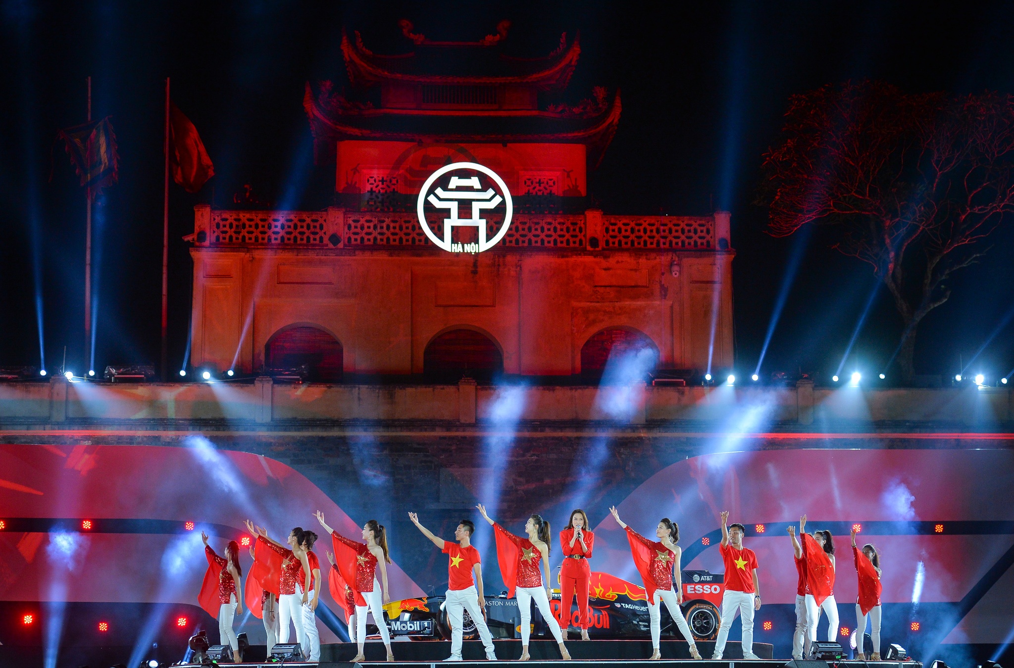 fan nu om Isaac anh 1