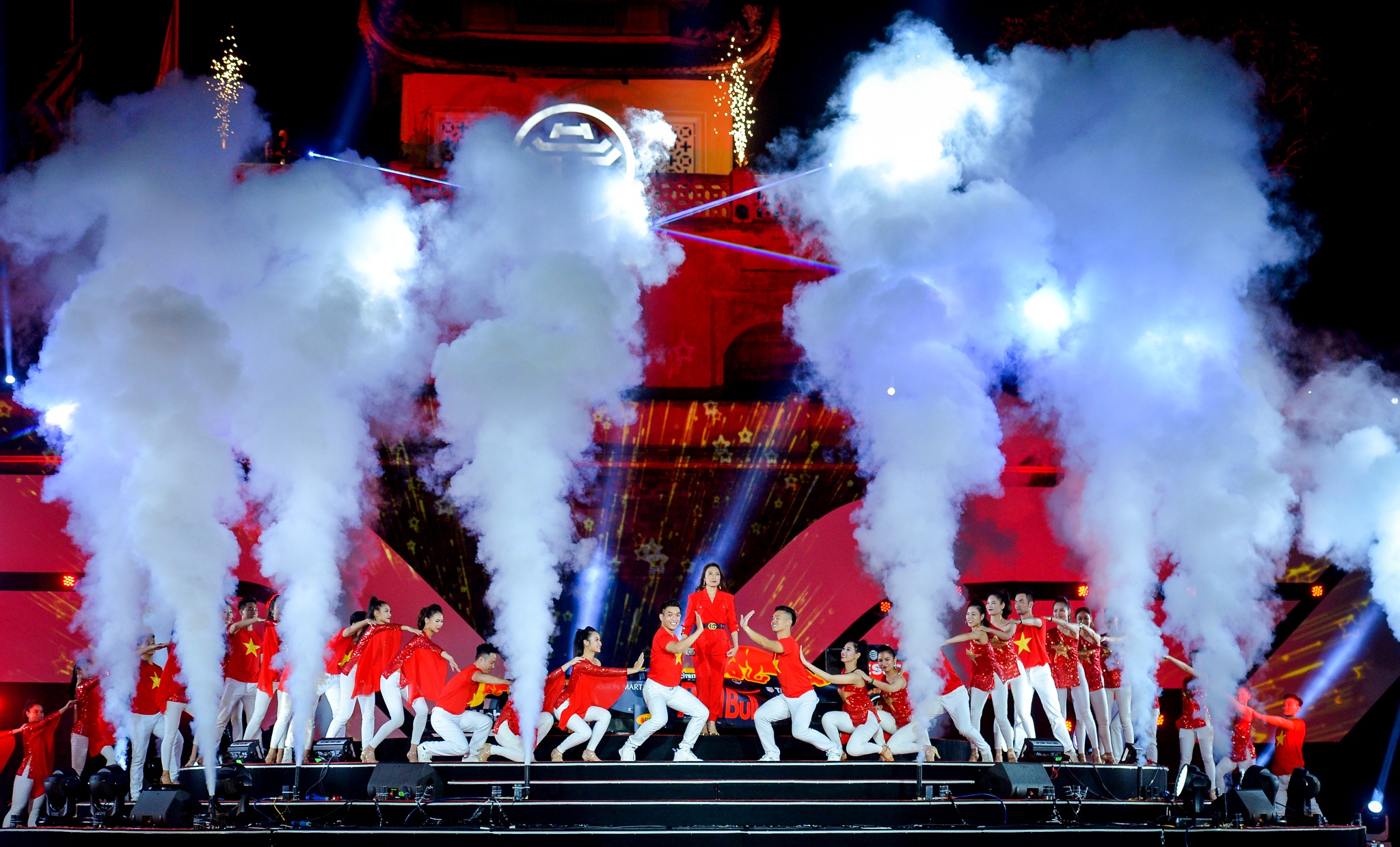 Xe dua cong thuc mot xuat hien o hoang thanh thang long anh 1