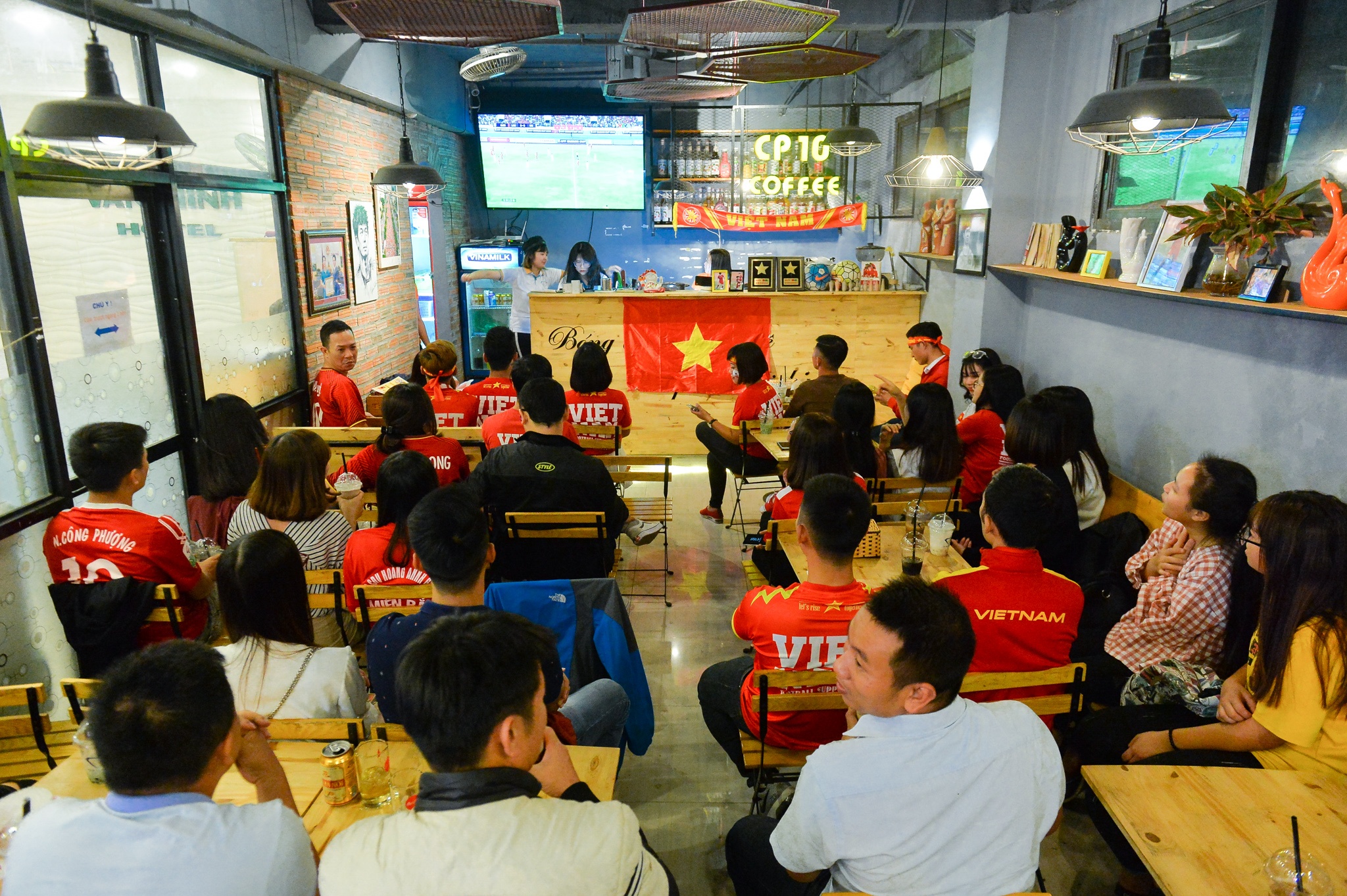 Co dong vien an mung chien thang 3 sao anh 1