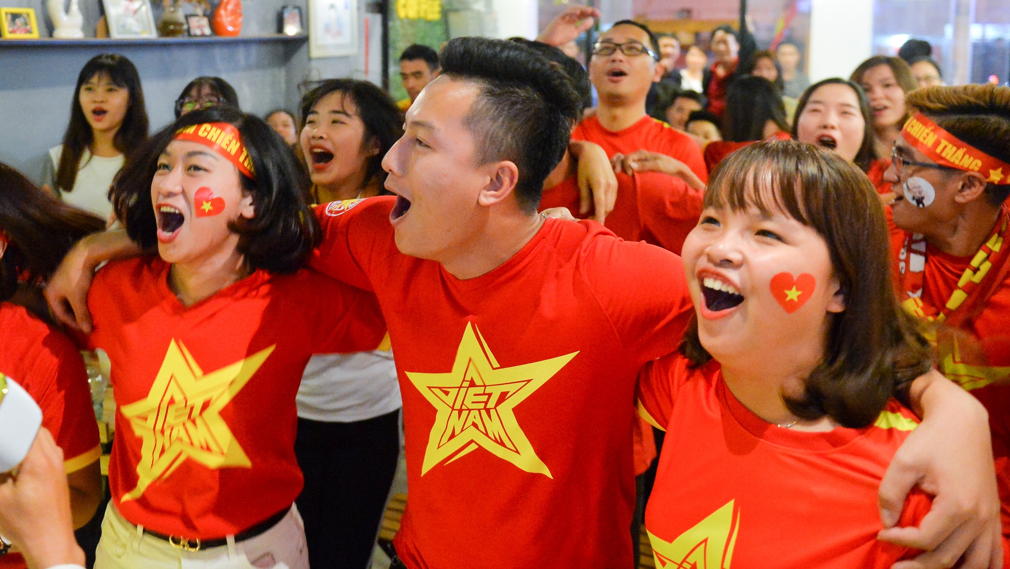 Co dong vien an mung chien thang 3 sao anh 4