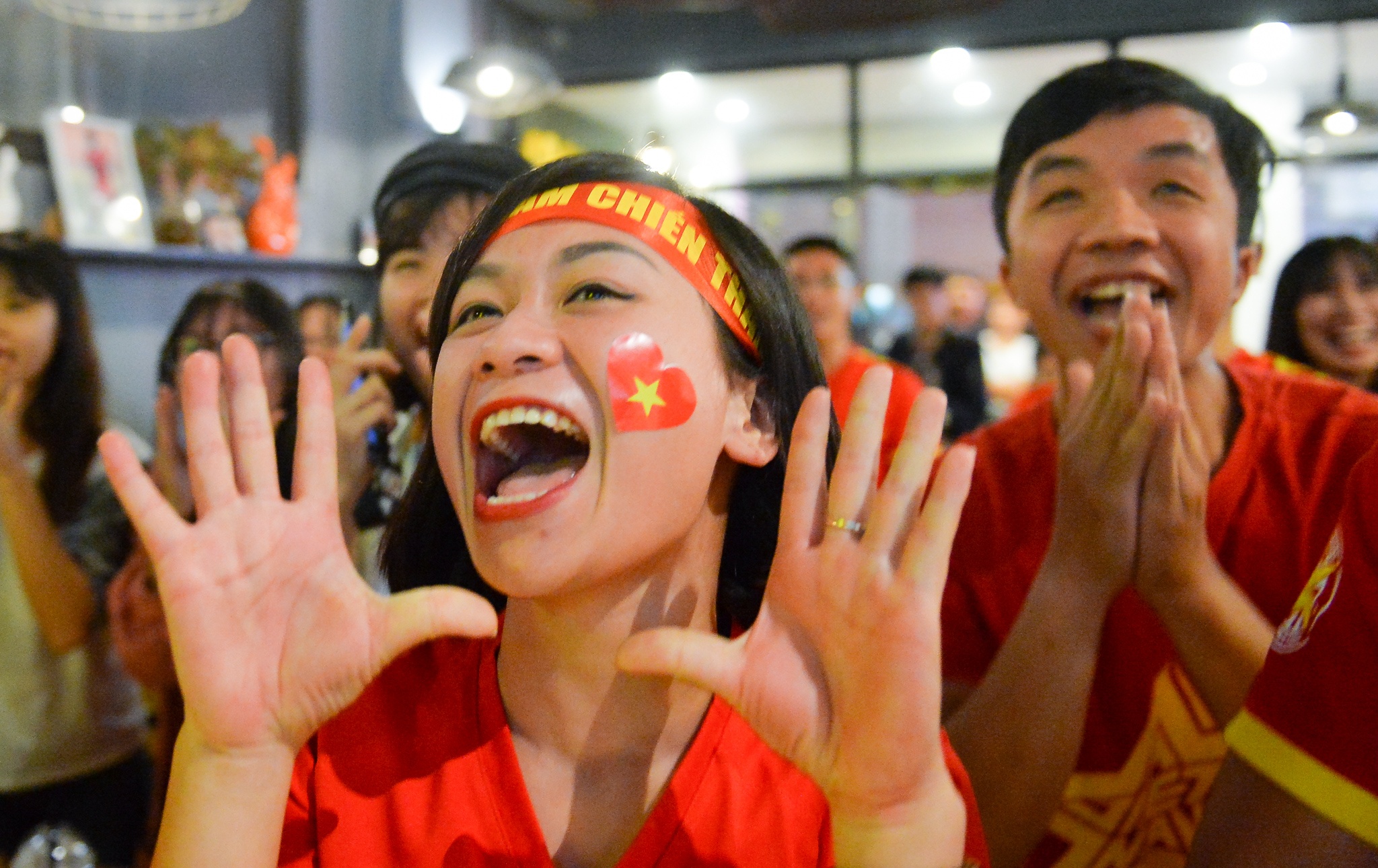 Fan Viet vo oa truoc ban thang cua Anh Duc hinh anh