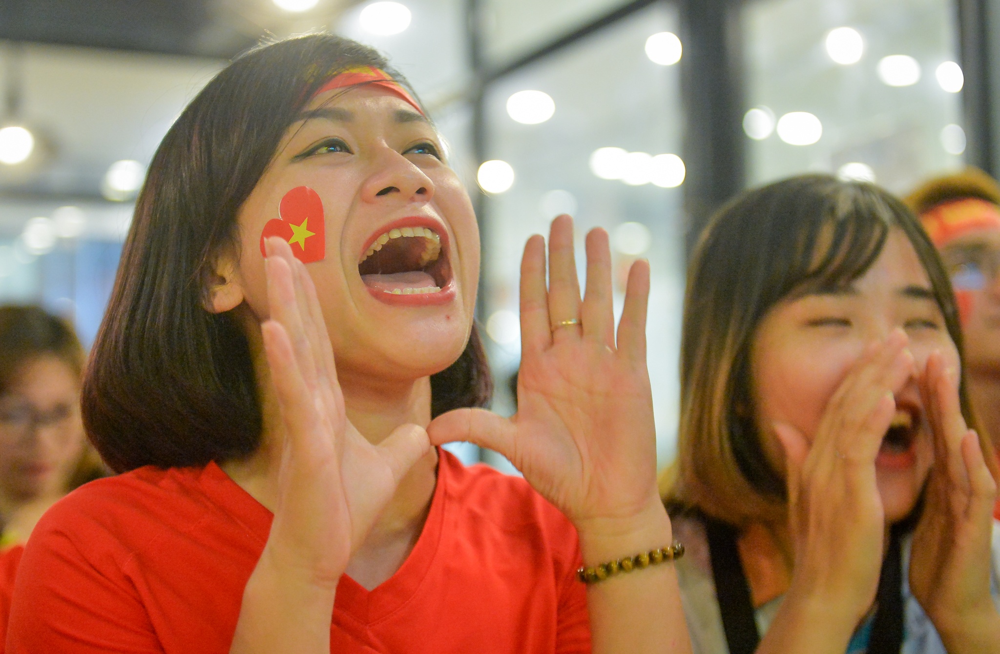 Co dong vien lien tuc an mung chien thang 3-0 cua Viet Nam hinh anh