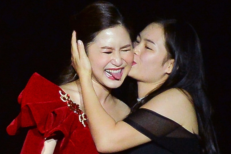 Khan gia om hon Isaac, Huong Tram dem trinh dien xe F1 hinh anh