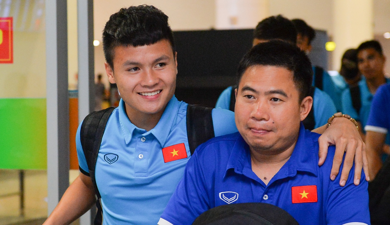 Quang Hai tuoi cuoi khi tro ve Viet Nam sau tran mo man AFF Cup hinh anh