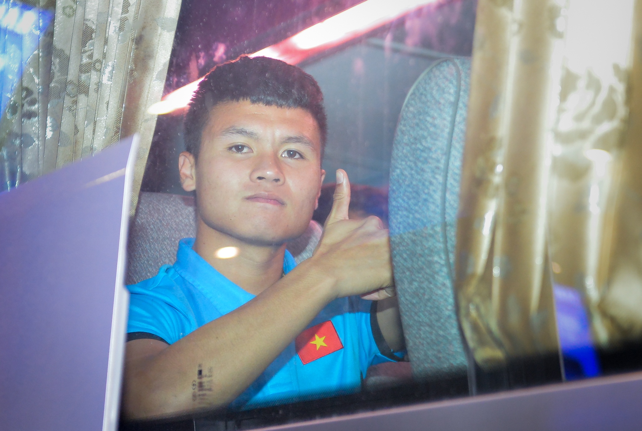 Quang Hai tuoi cuoi khi tro ve Viet Nam anh 3