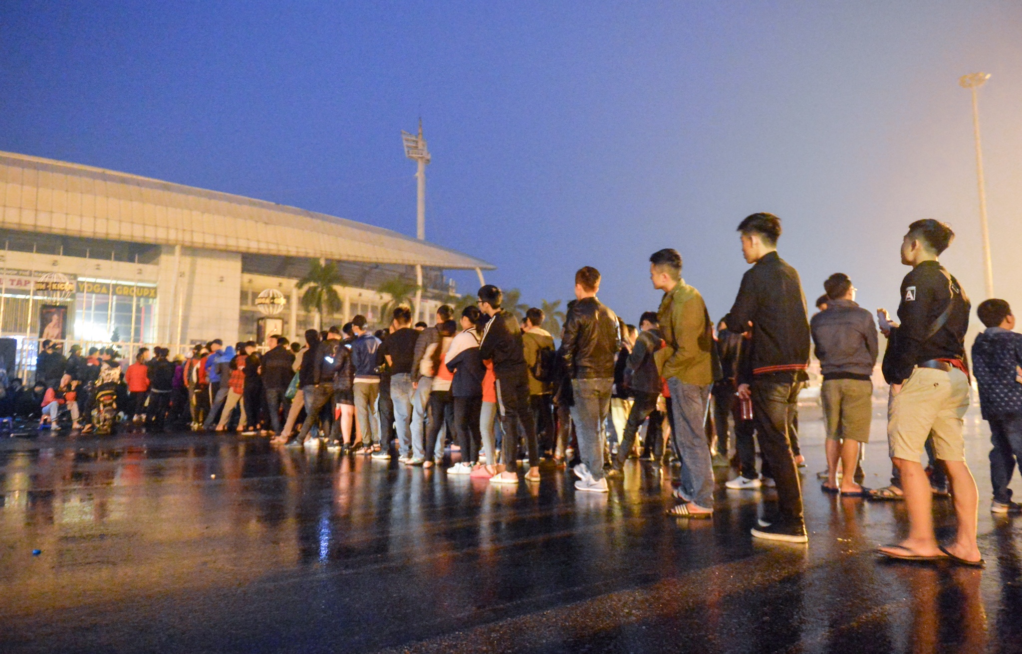 chen lan mua ve xem aff cup anh 14