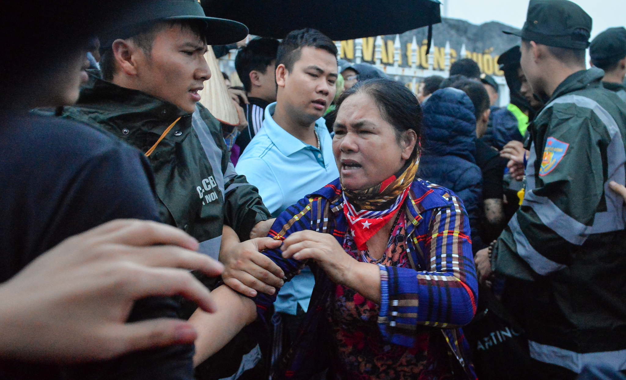 chen lan mua ve xem aff cup anh 4