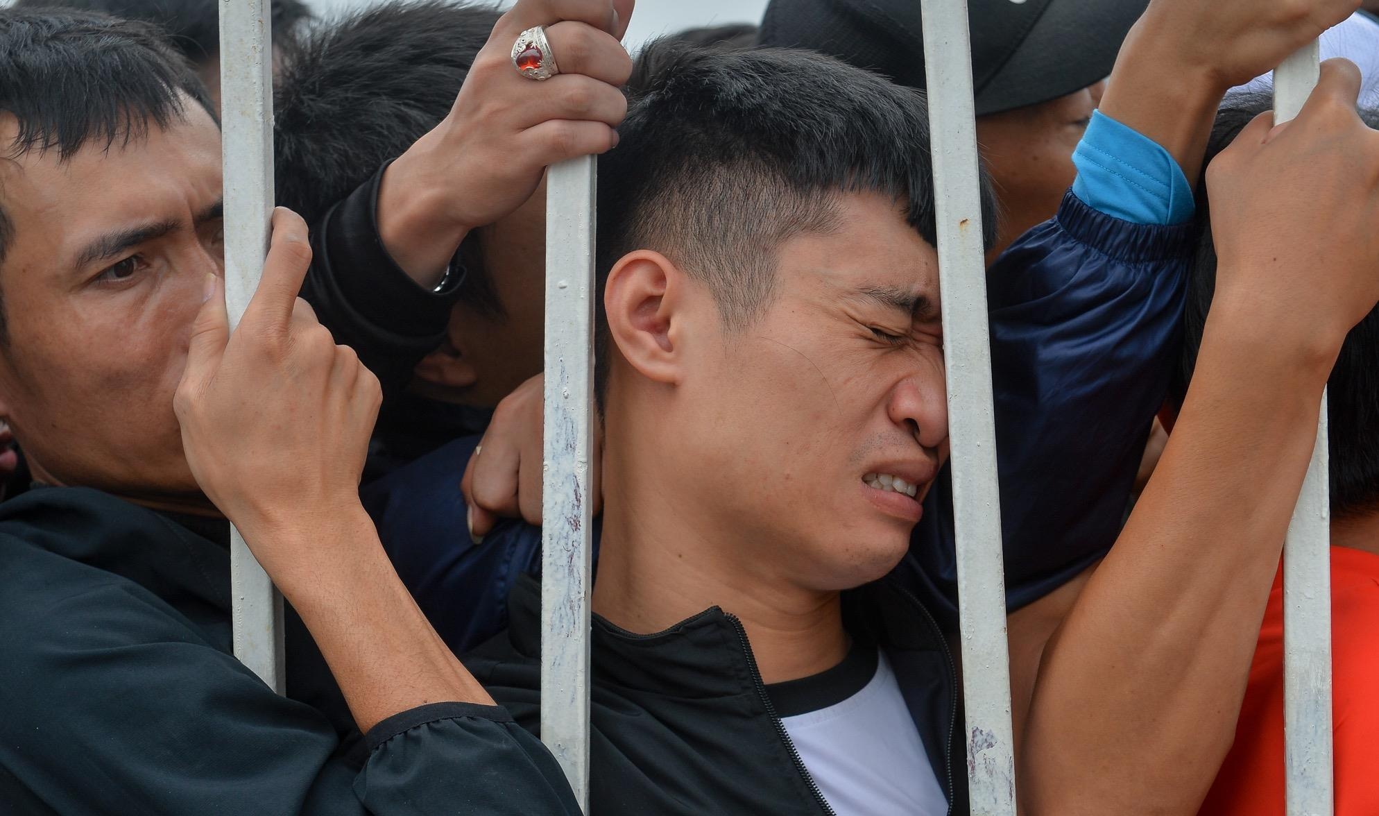 Co dong vien chen lan vi mua ve xem AFF Cup 2018 hinh anh