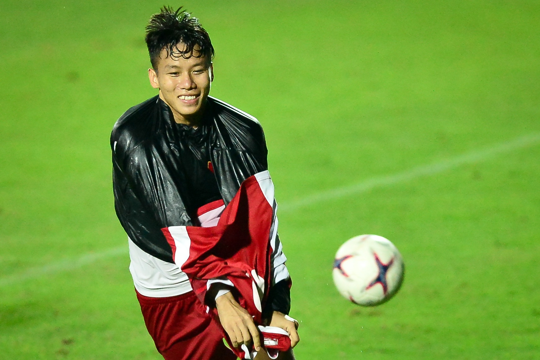 Que Ngoc Hai coi ao an mung khi thang Duc Chinh trong tro sut trung xa hinh anh