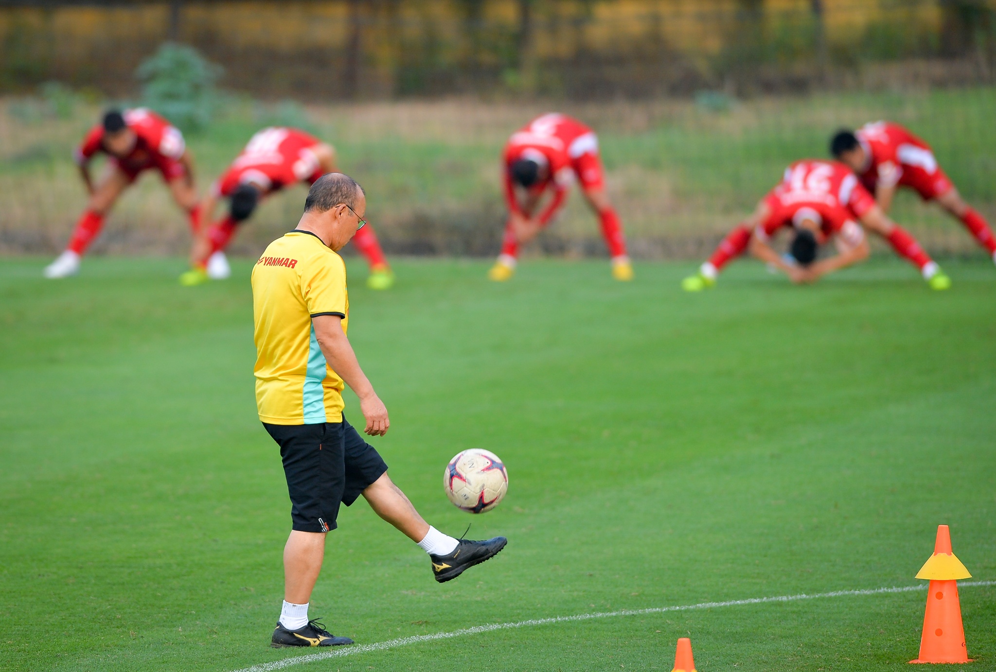 Dang Van Lam doi dau san tron bong uot anh 1