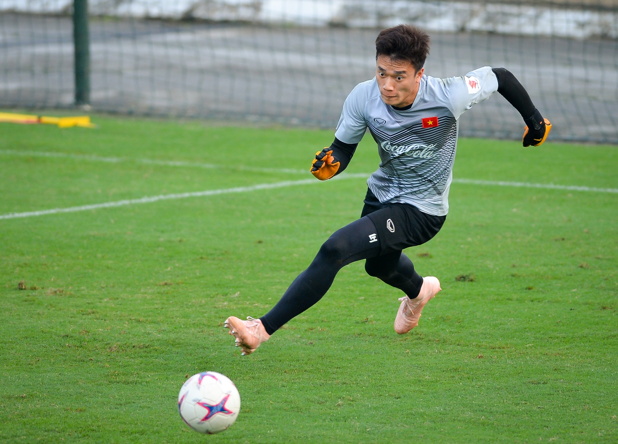 Dang Van Lam doi dau san tron bong uot anh 2