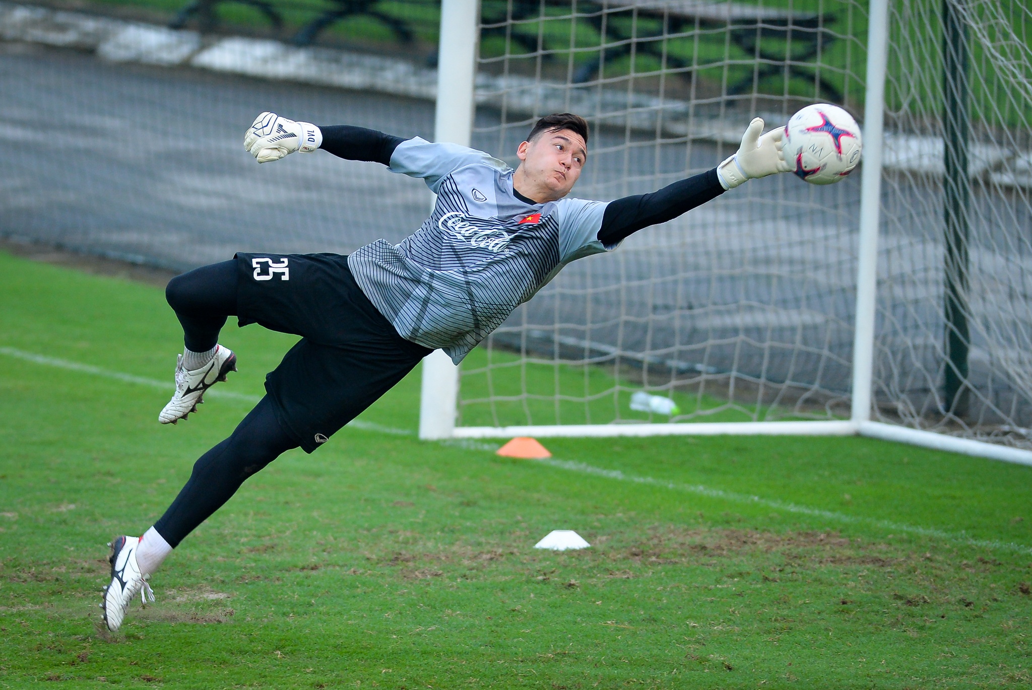 Dang Van Lam doi dau san tron bong uot anh 4