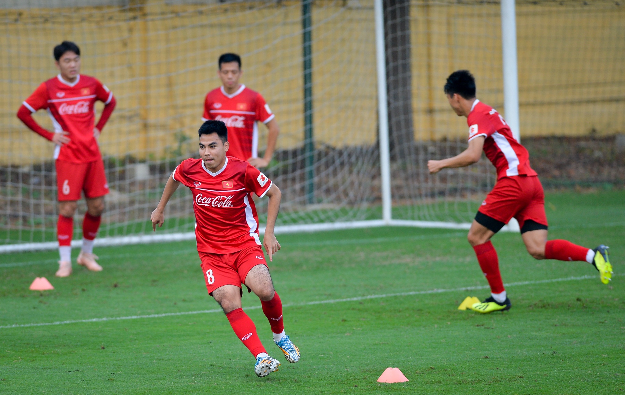 Dang Van Lam doi dau san tron bong uot anh 5