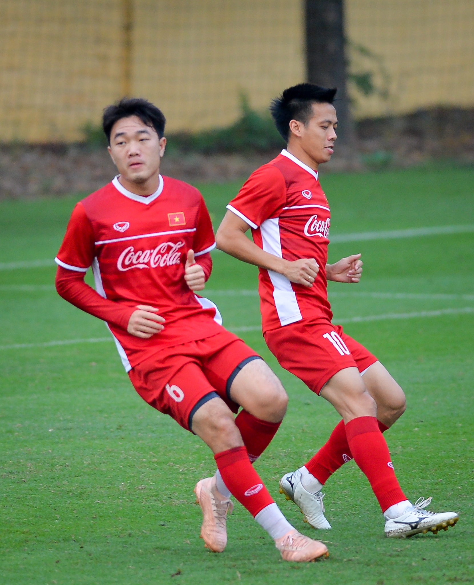Dang Van Lam doi dau san tron bong uot anh 6