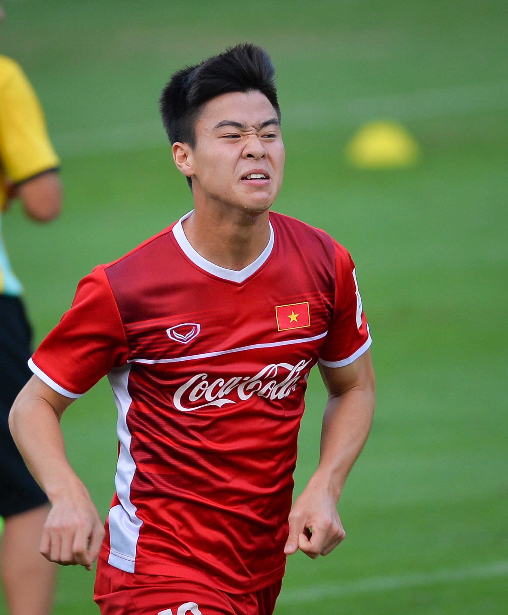 Dang Van Lam doi dau san tron bong uot anh 7