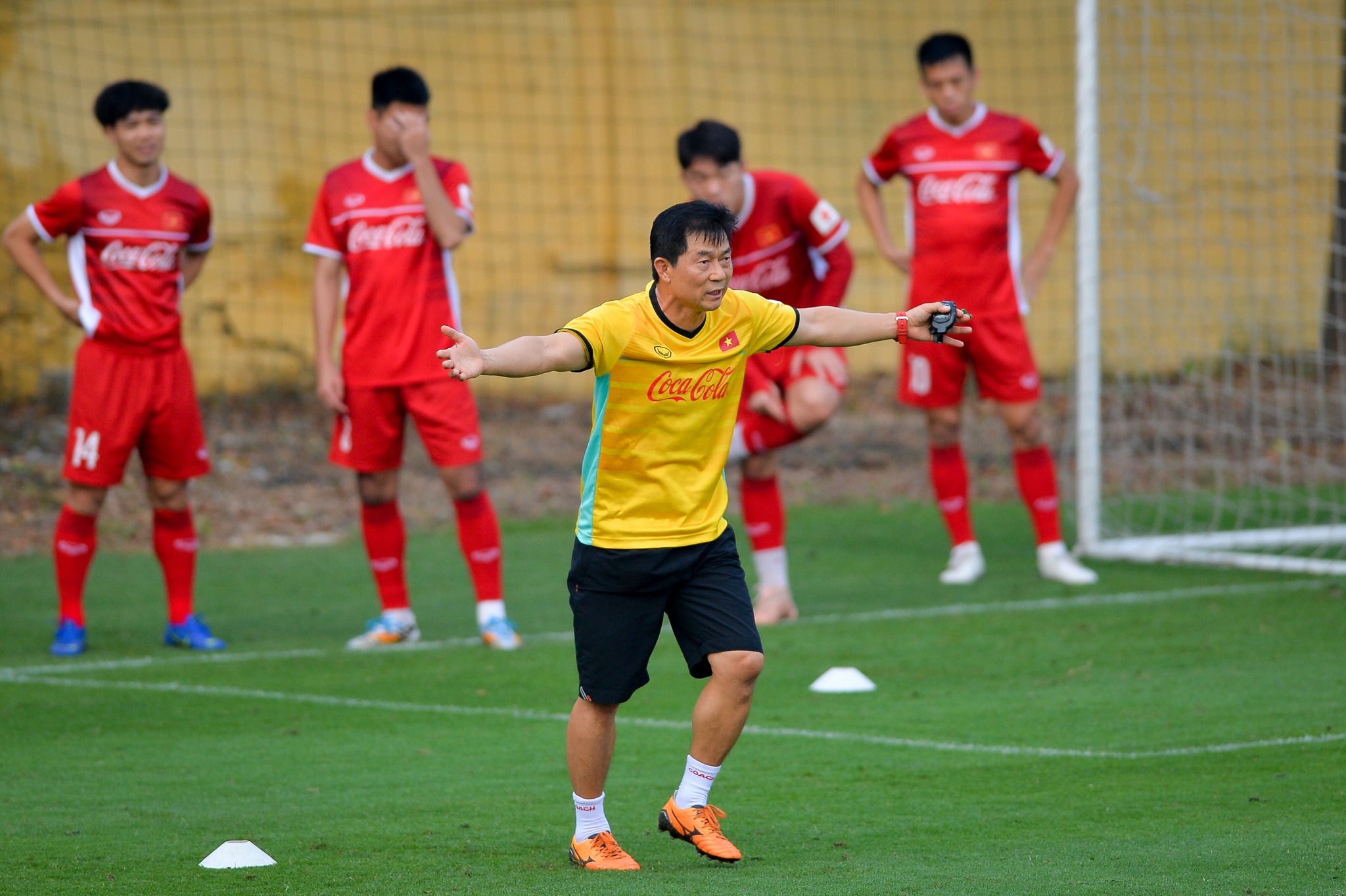 Dang Van Lam doi dau san tron bong uot anh 8