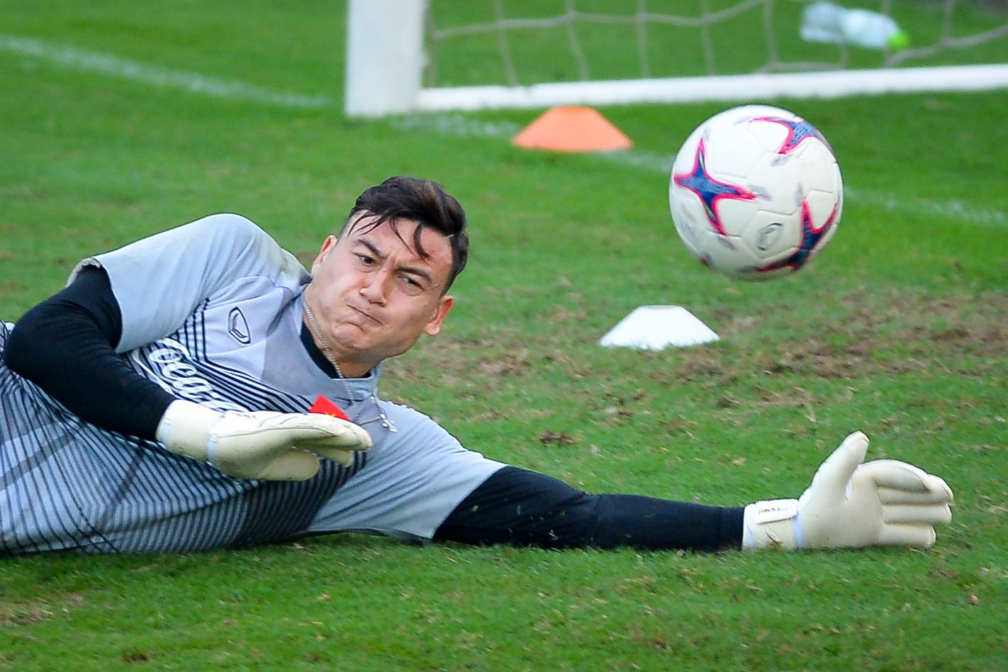 Dang Van Lam tap luyen de thich nghi 'san tron, bong uot' hinh anh