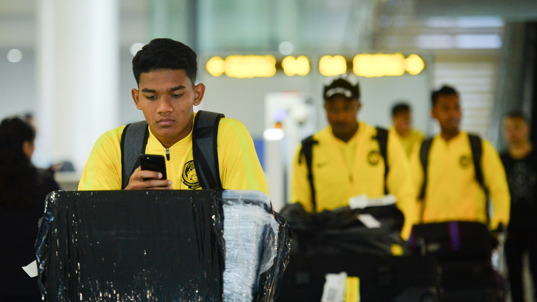 Xe buyt cho doi Malaysia suyt bo quen nguoi anh 1