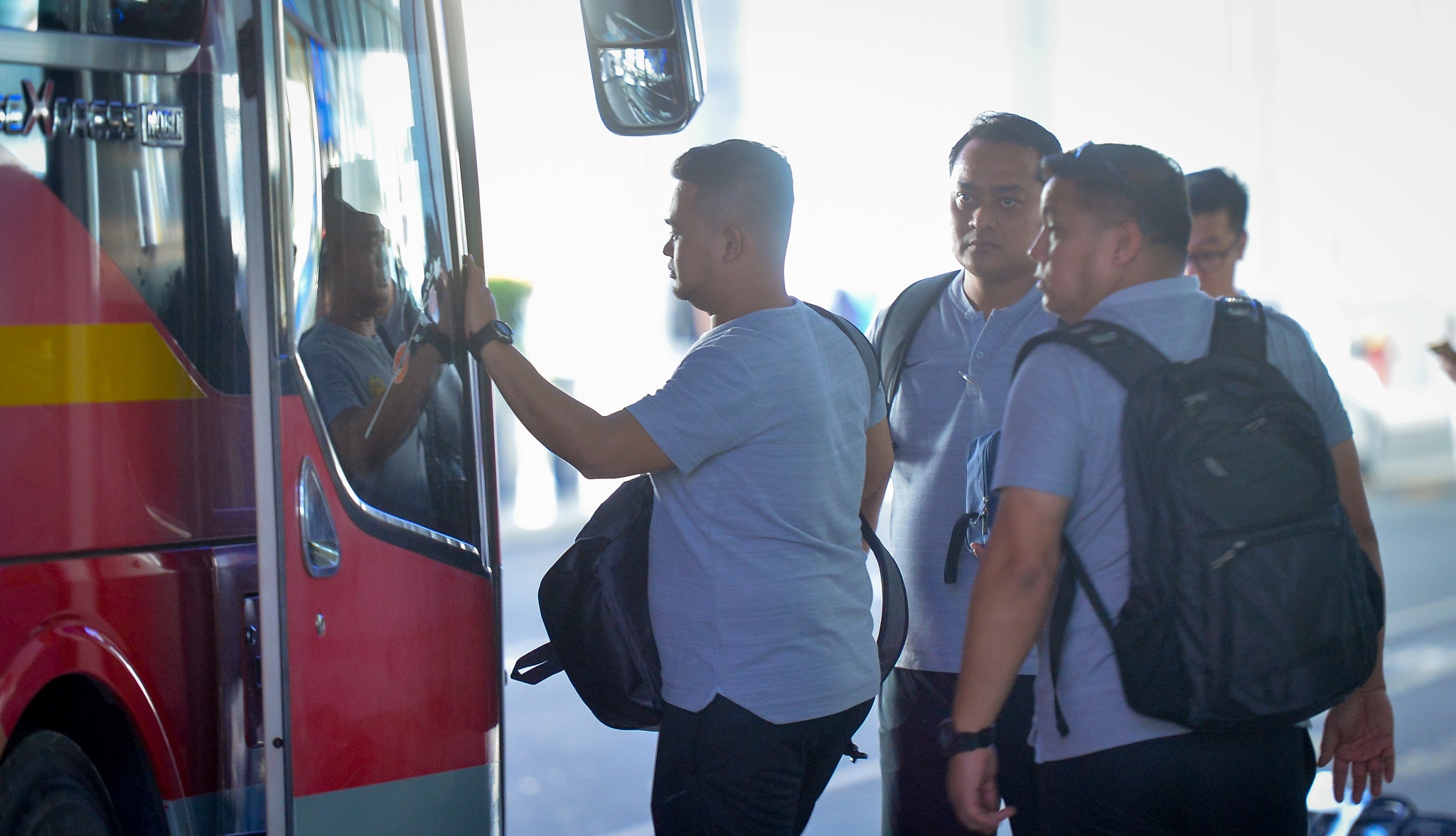 Xe buyt cho doi Malaysia suyt bo quen nguoi anh 4