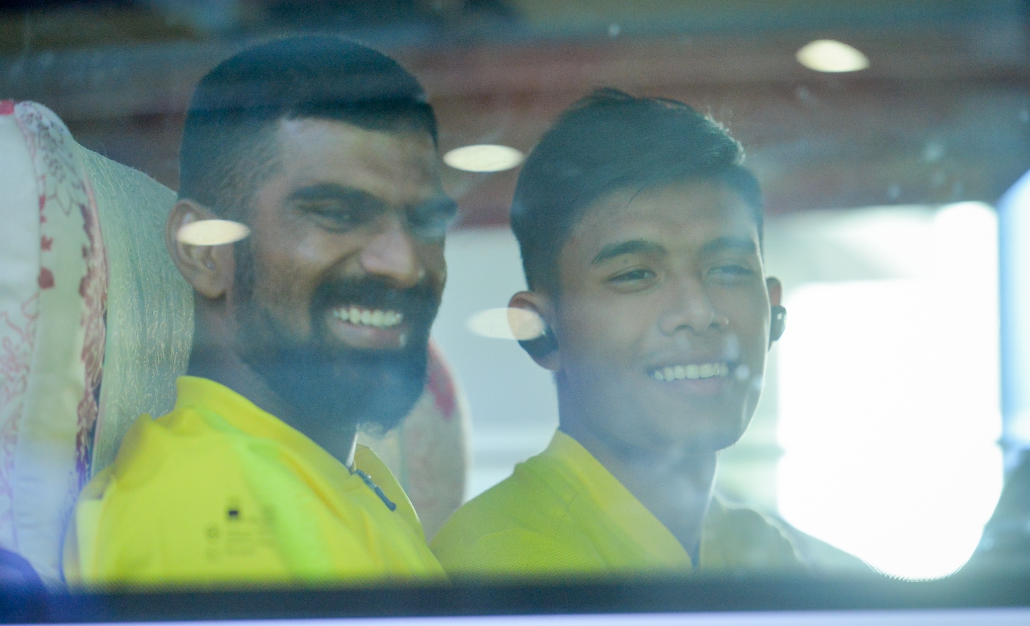 Xe buyt cho doi Malaysia bo quen nguoi o san bay Noi Bai hinh anh