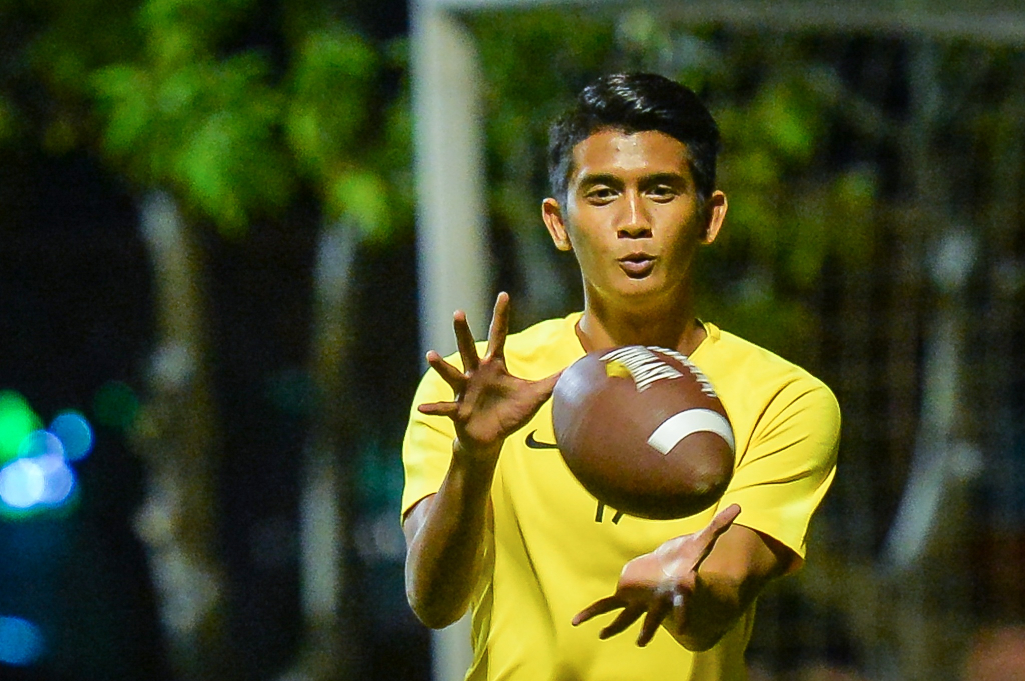 Doi tuyen Malaysia choi bong bau duc truoc khi doi dau Viet Nam hinh anh