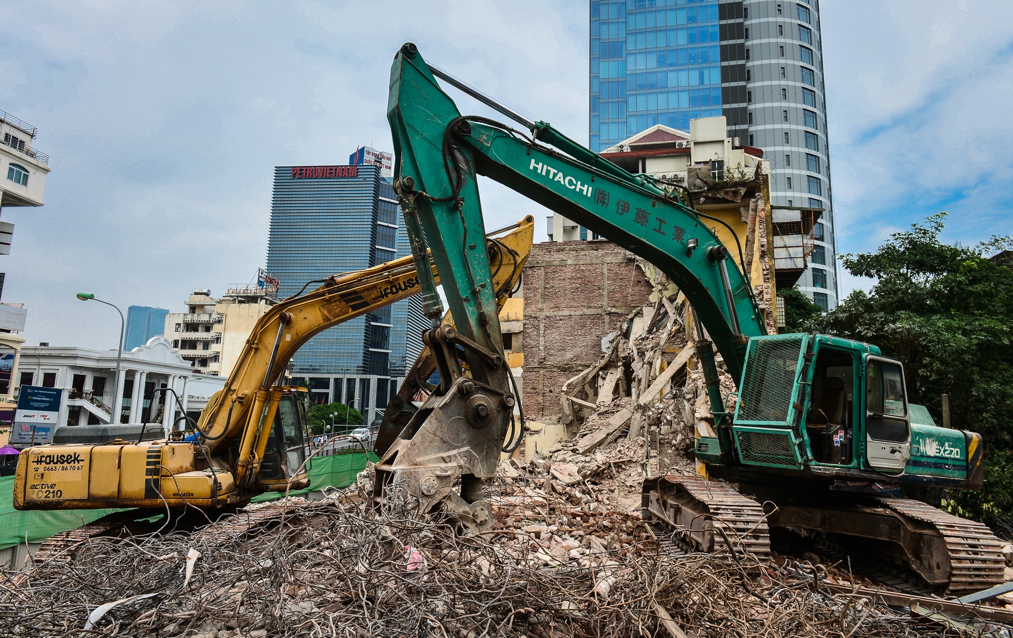 Pha do chung cu bo hoang 7 nam o Ha Noi hinh anh