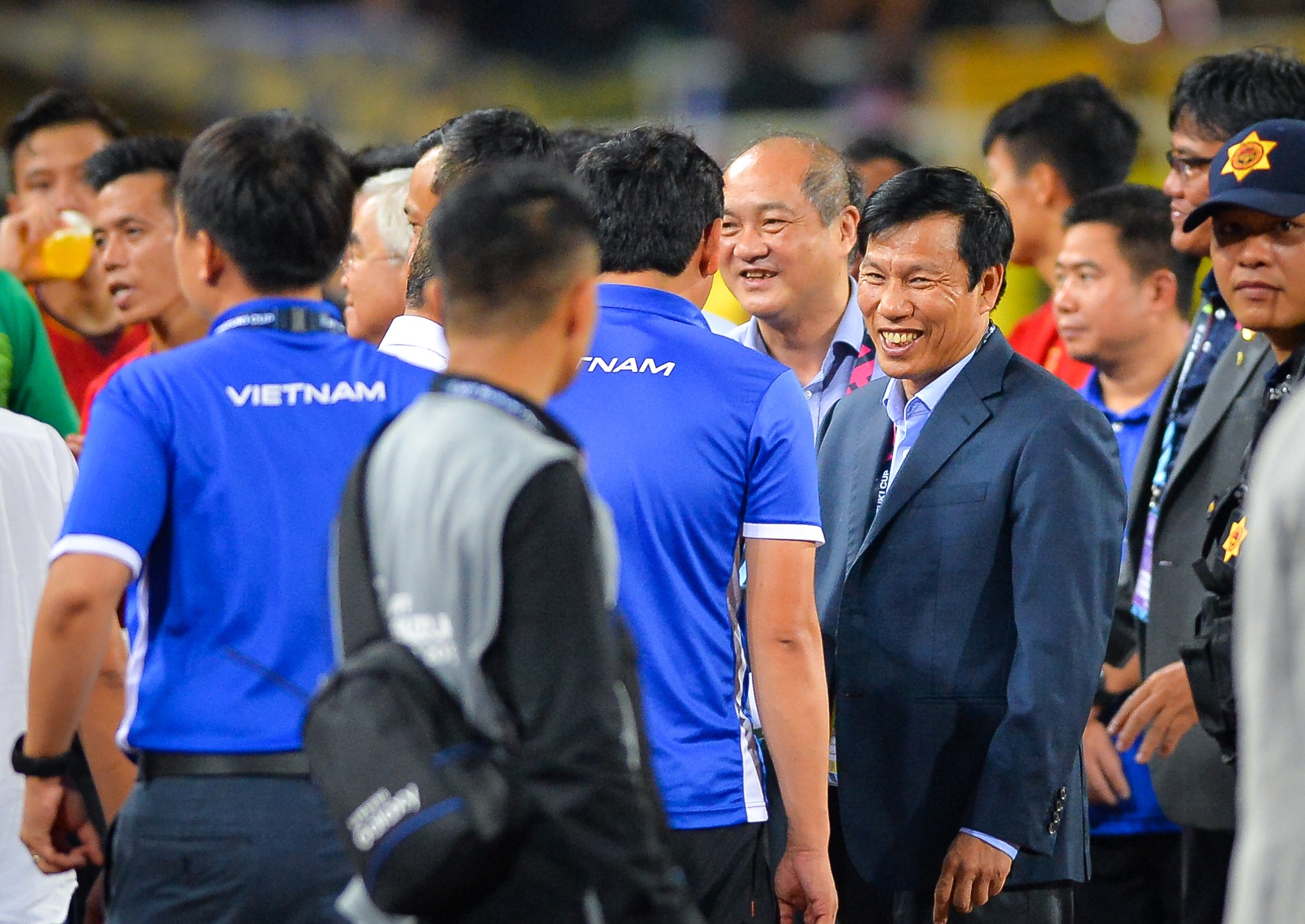 Dang Van Lam goi cac cau thu du bi ra an mung anh 10