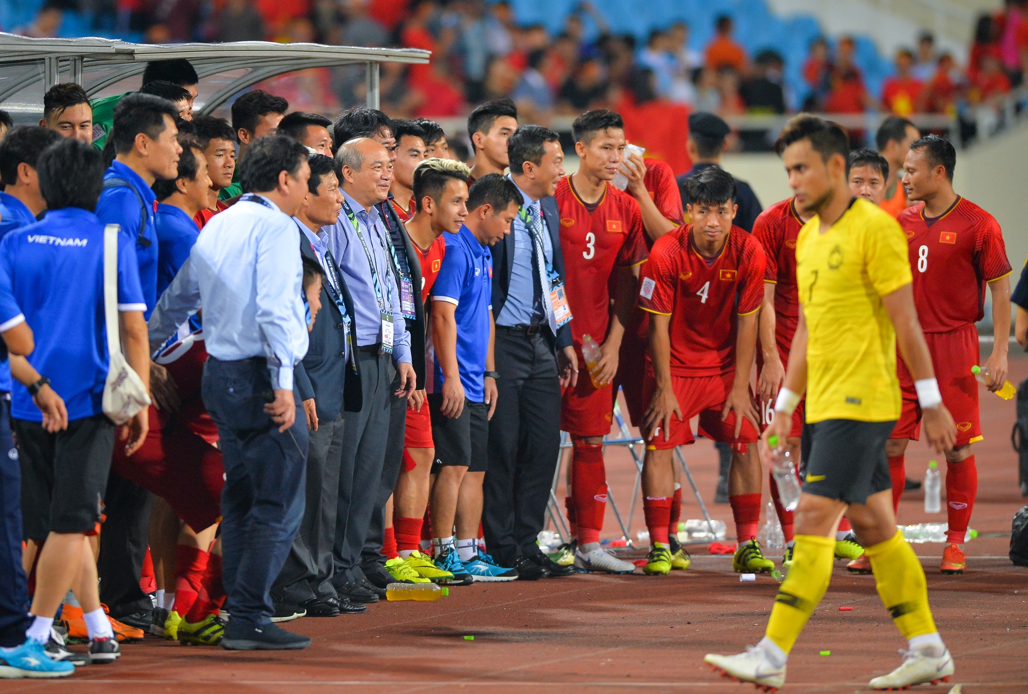 Dang Van Lam goi cac cau thu du bi ra an mung anh 11