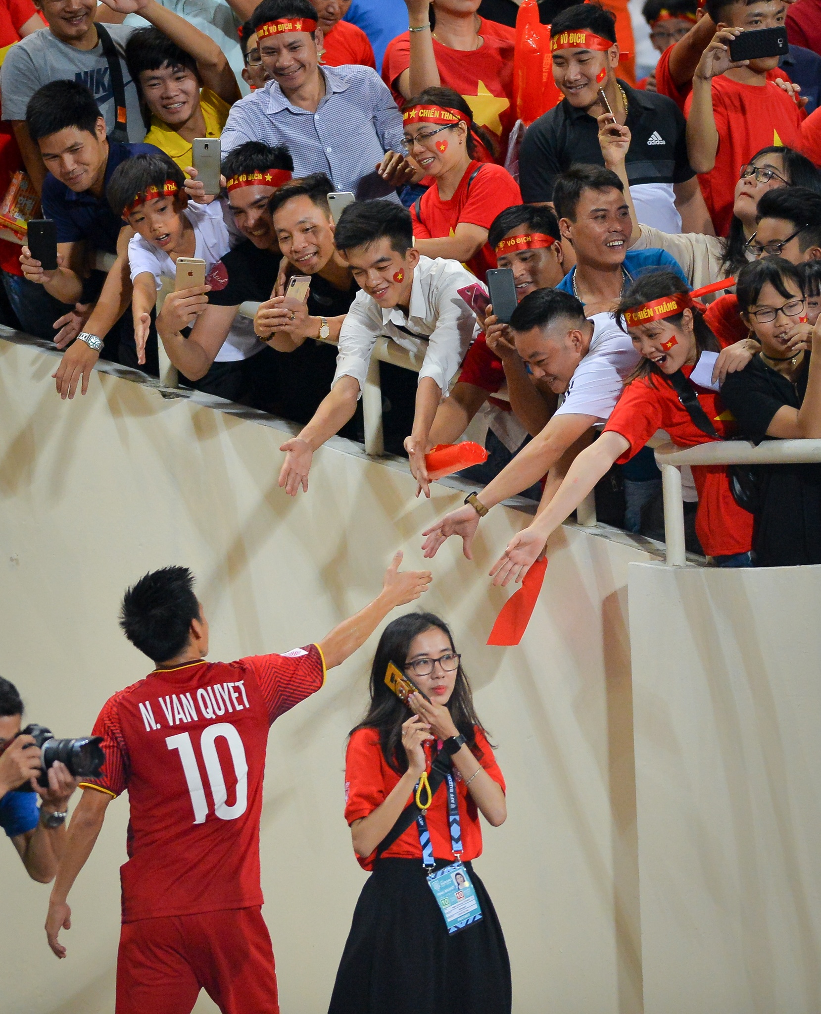 Dang Van Lam goi cac cau thu du bi ra an mung anh 12