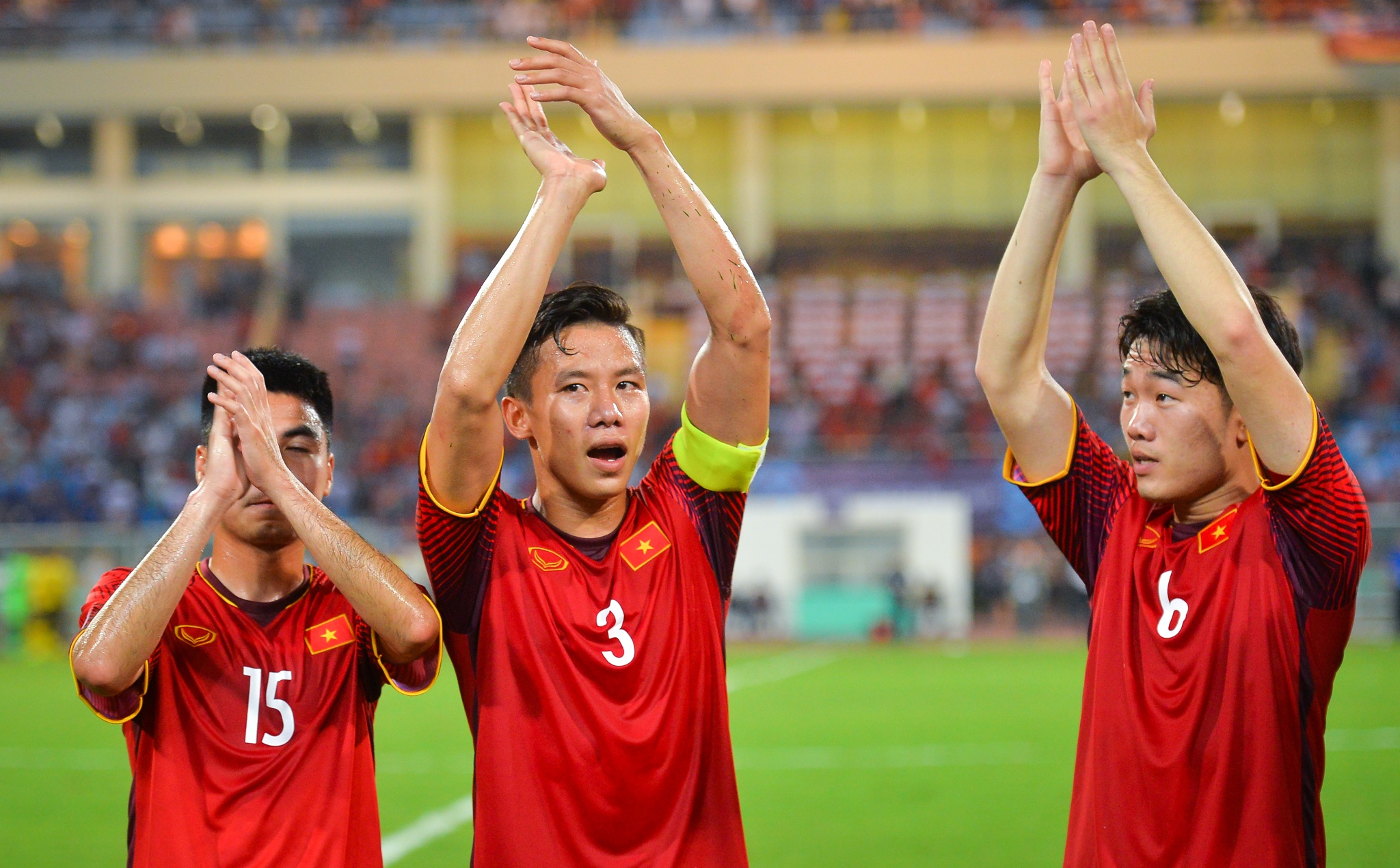 Dang Van Lam goi cac cau thu du bi ra an mung anh 1