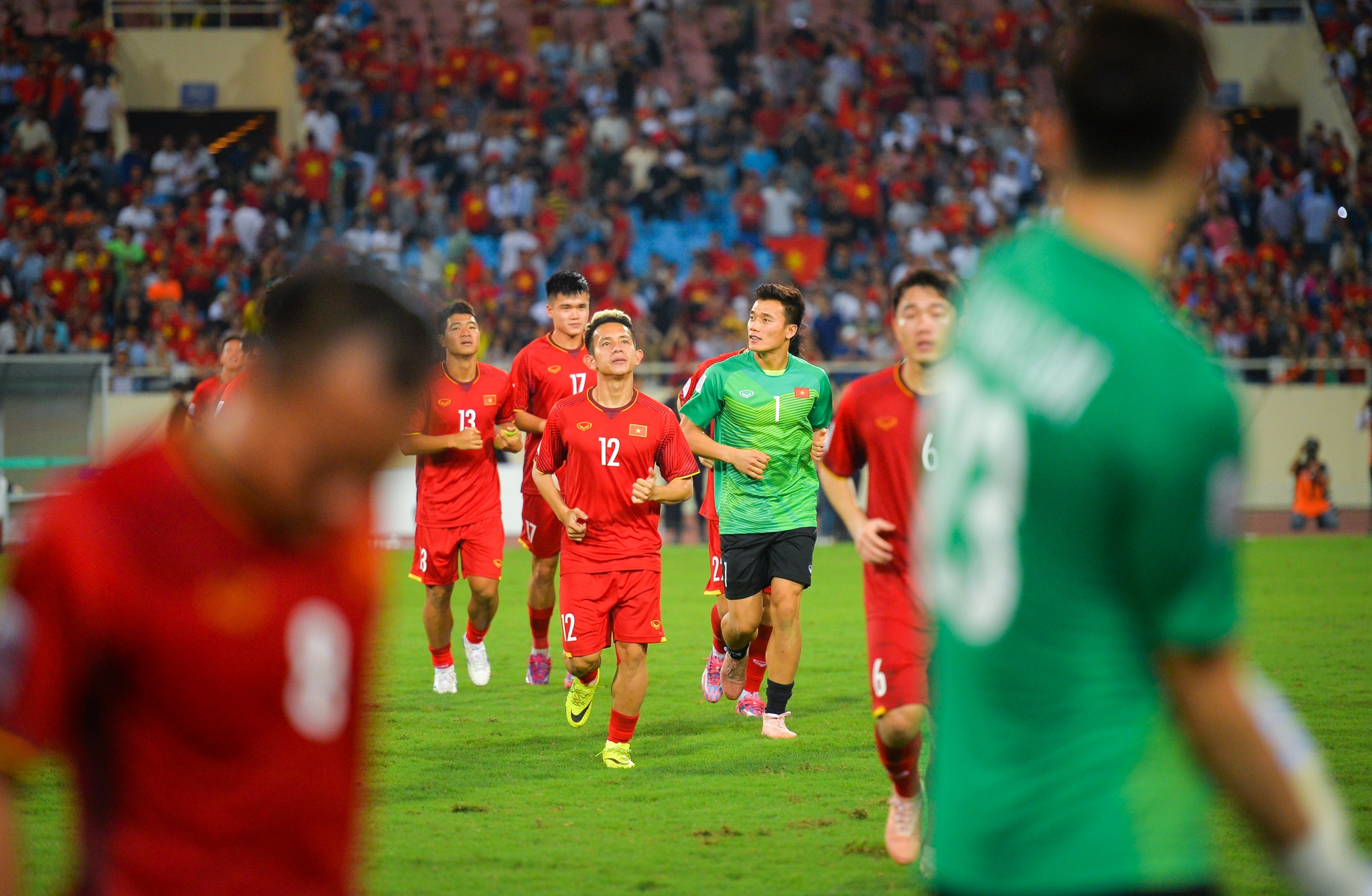 Dang Van Lam goi cac cau thu du bi ra an mung anh 2