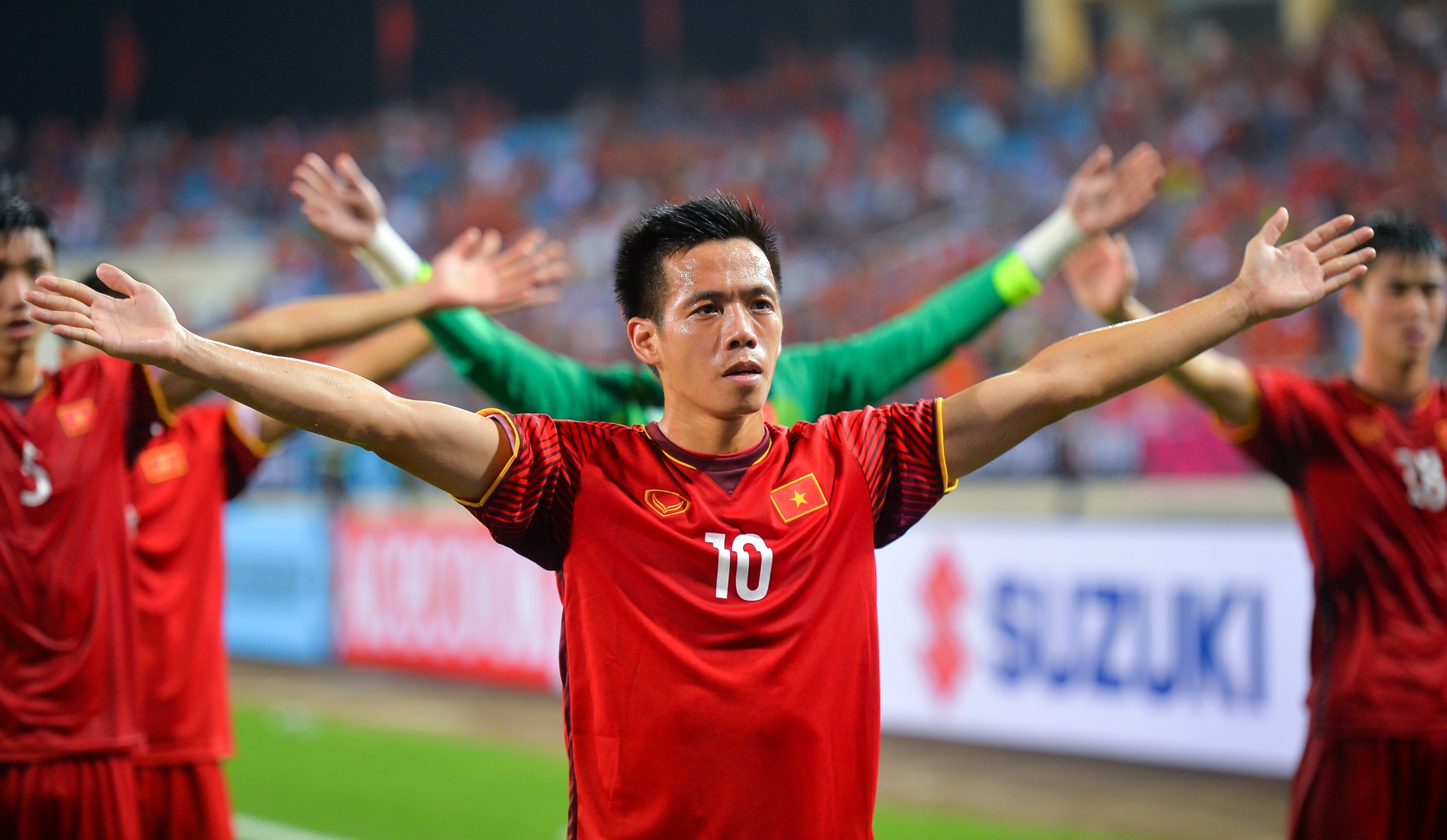 Dang Van Lam goi cac cau thu du bi ra an mung anh 5