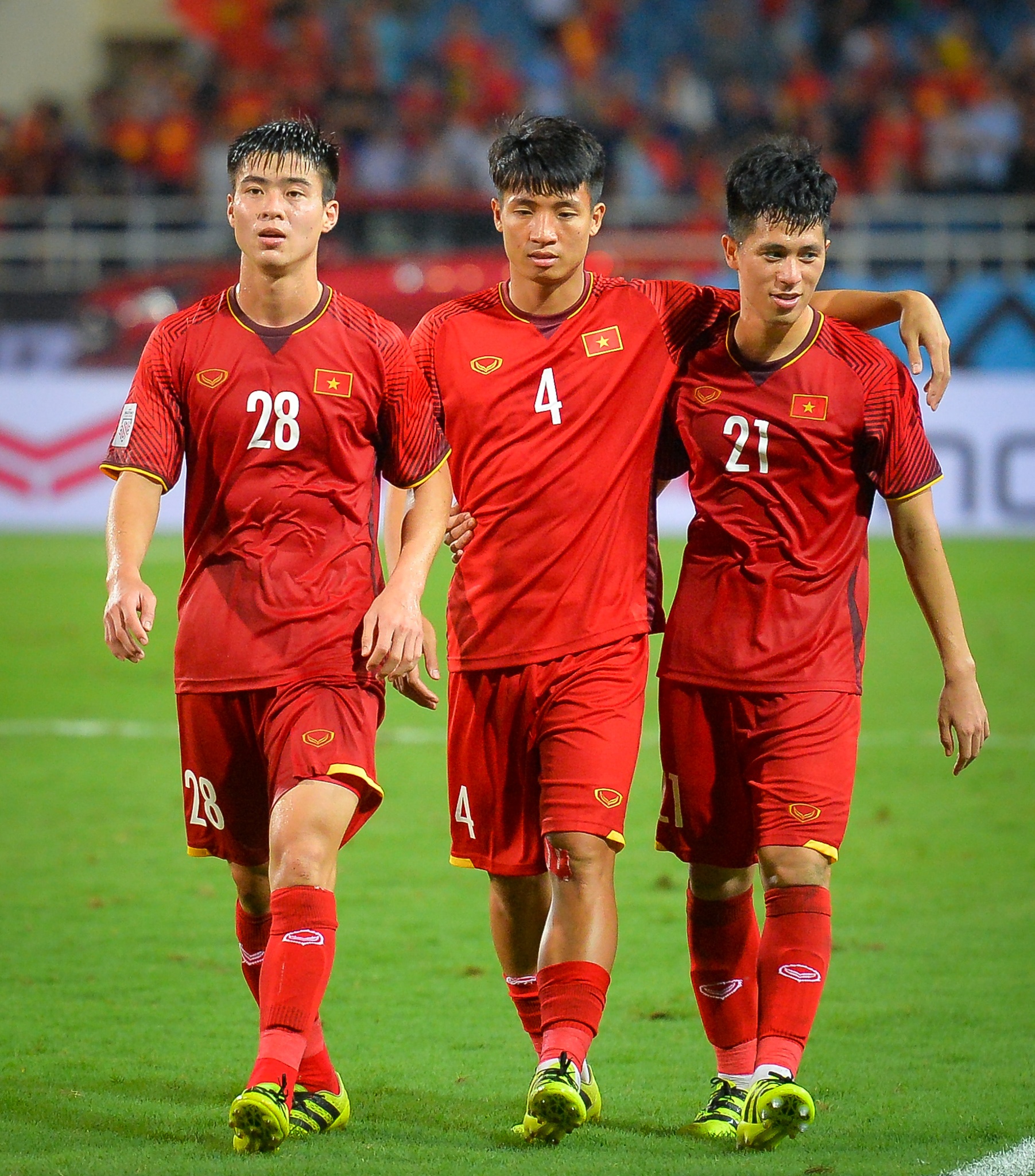 Dang Van Lam goi cac cau thu du bi ra an mung anh 8