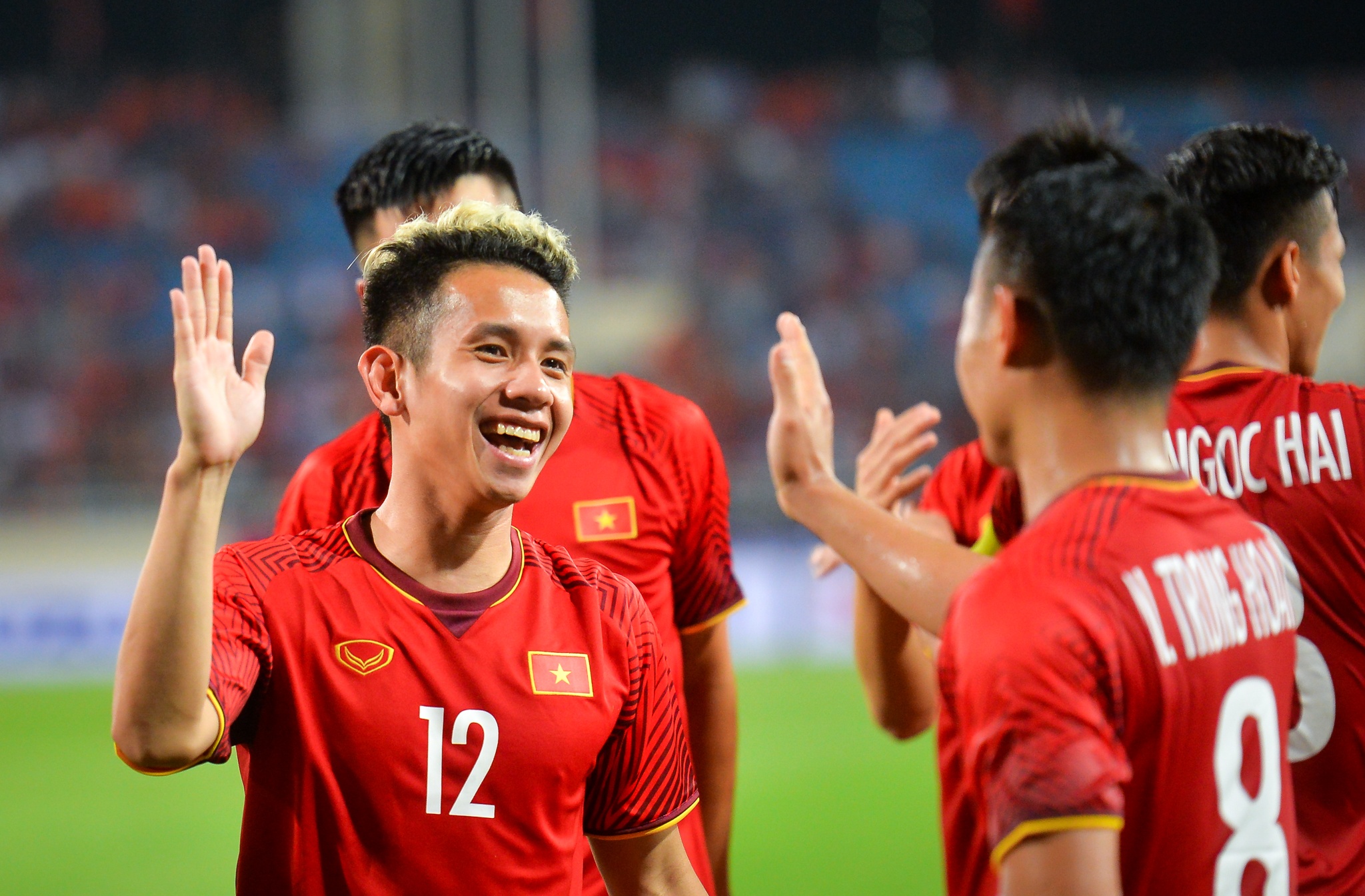 Dang Van Lam goi cac cau thu du bi ra an mung anh 9